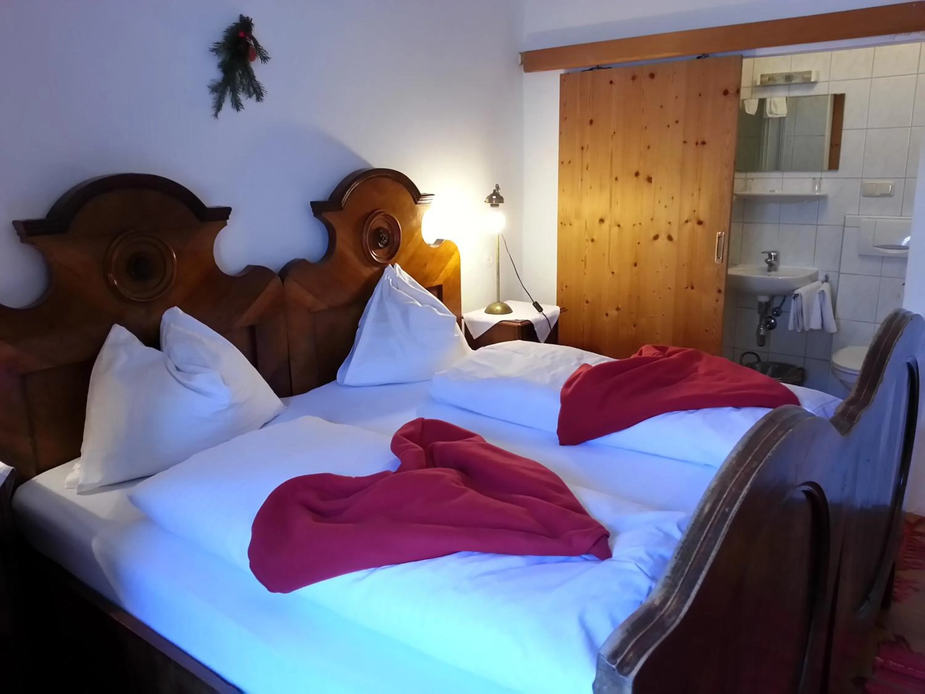 Bed in Gasthof Simony Hallstatt B&B