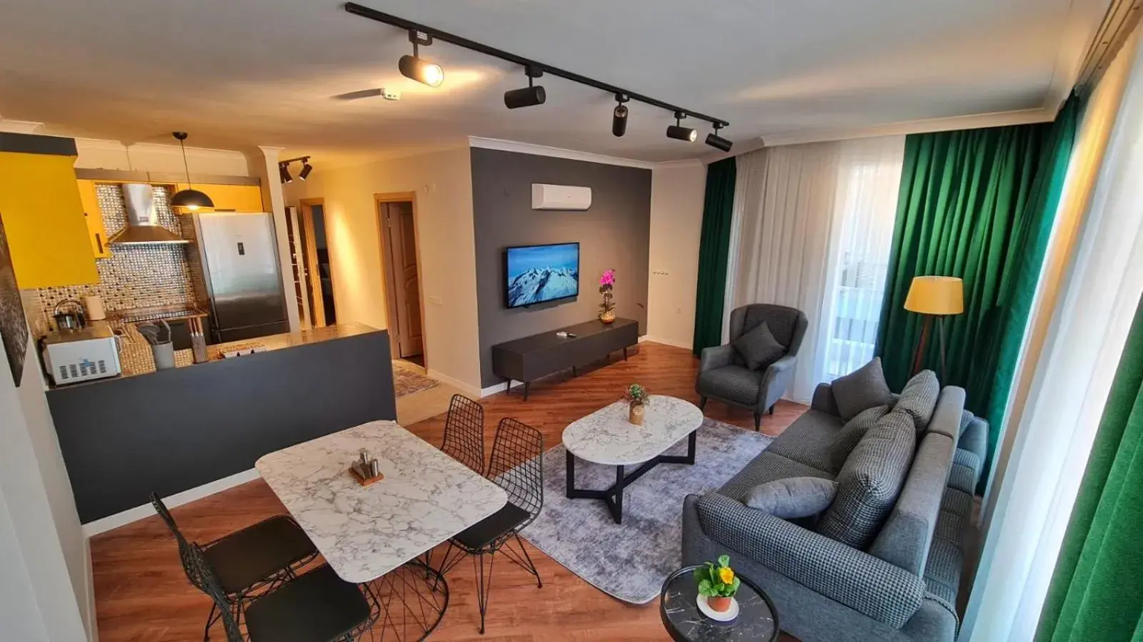 Apartment with Balcony in Letstay Sweet Home Yellow Apartment with Balcony in Letstay Sweet Home Yellow