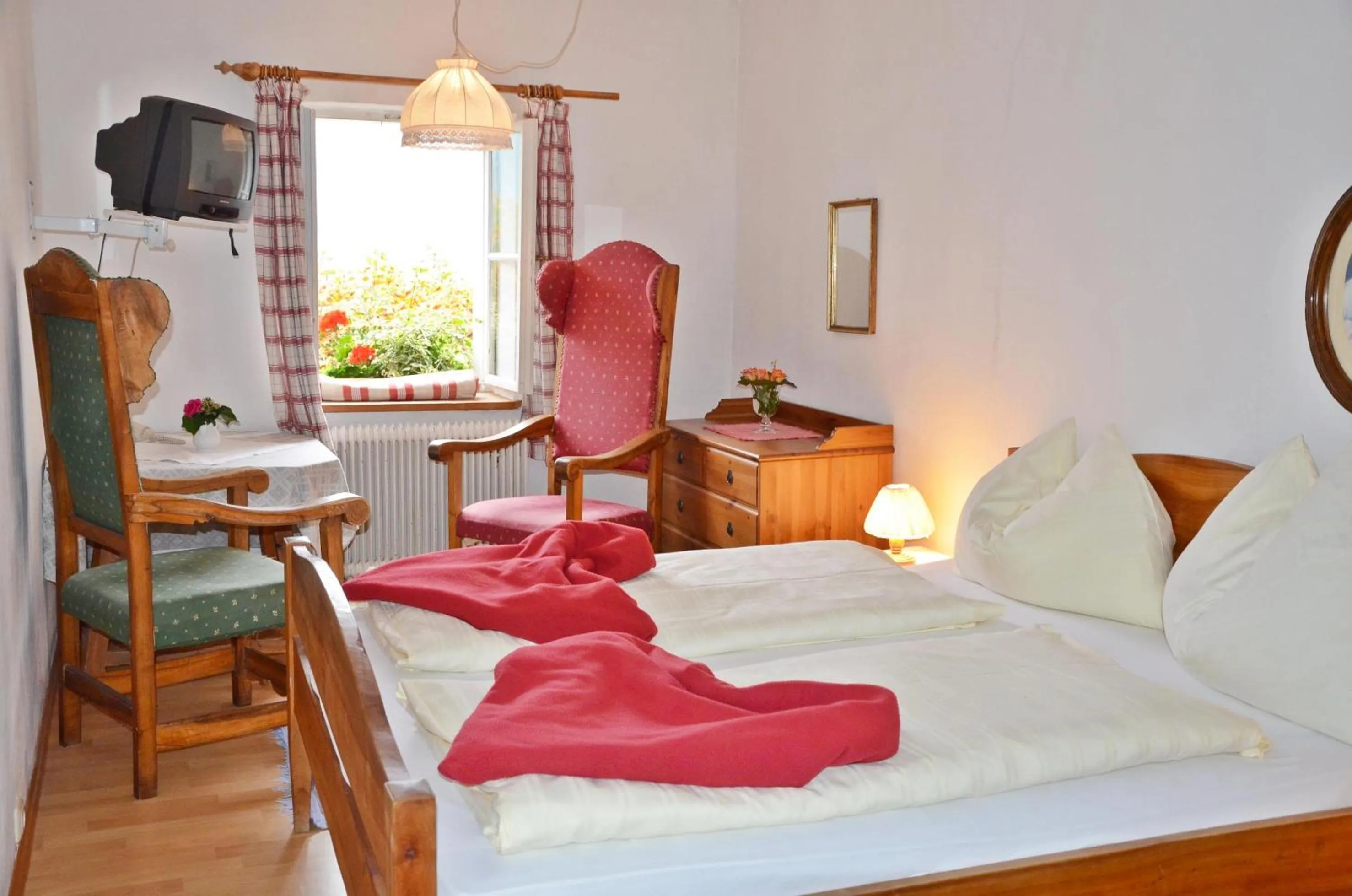 Bedroom, Bed in Bräugasthof Hallstatt