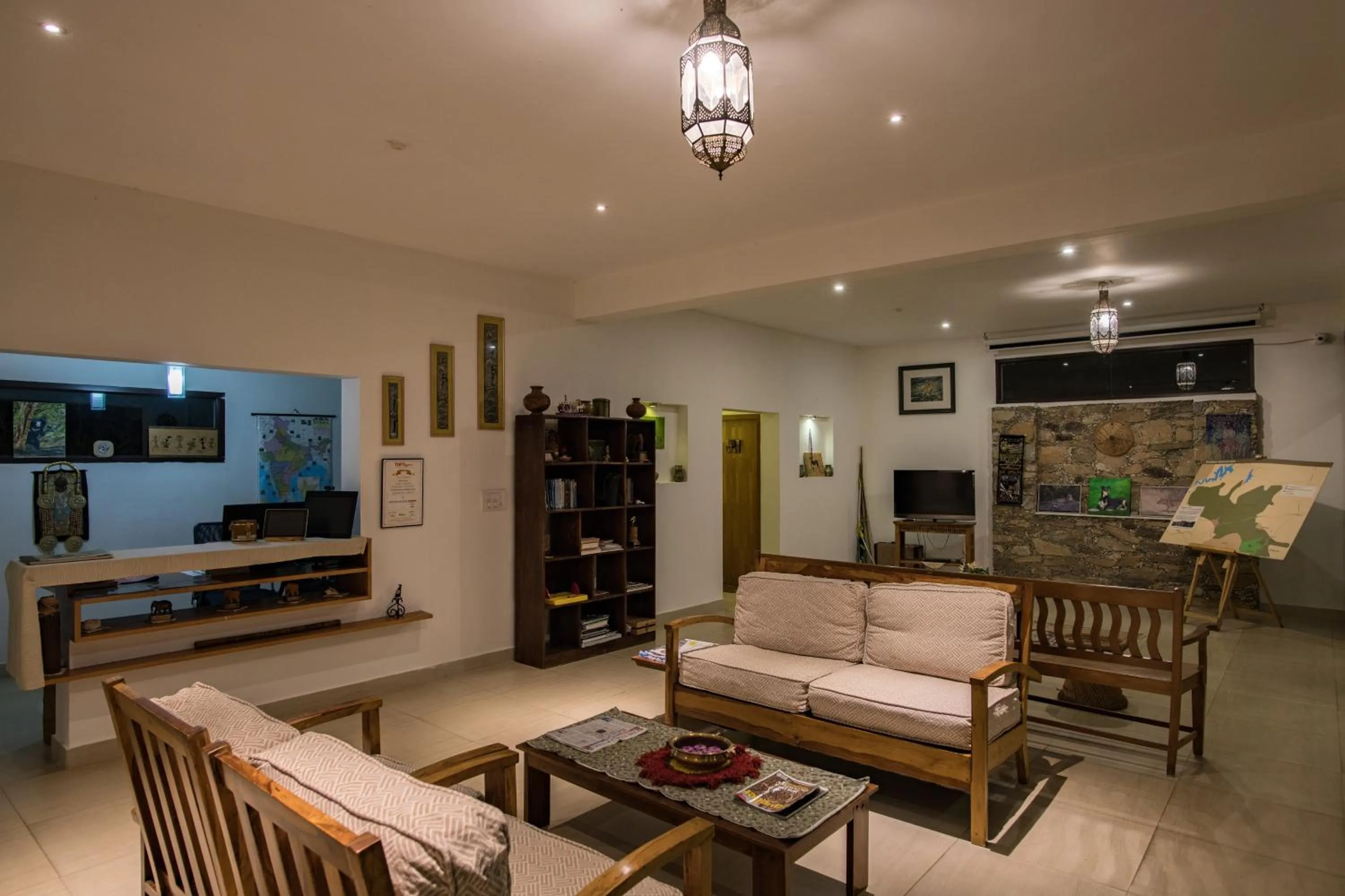 Communal lounge/ TV room in Dhole's Den Bandipur