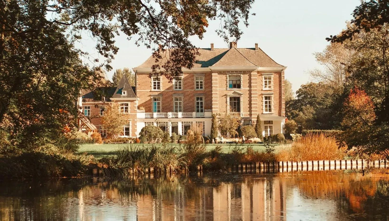 Property building in B&B Maison Mairie Hasselt