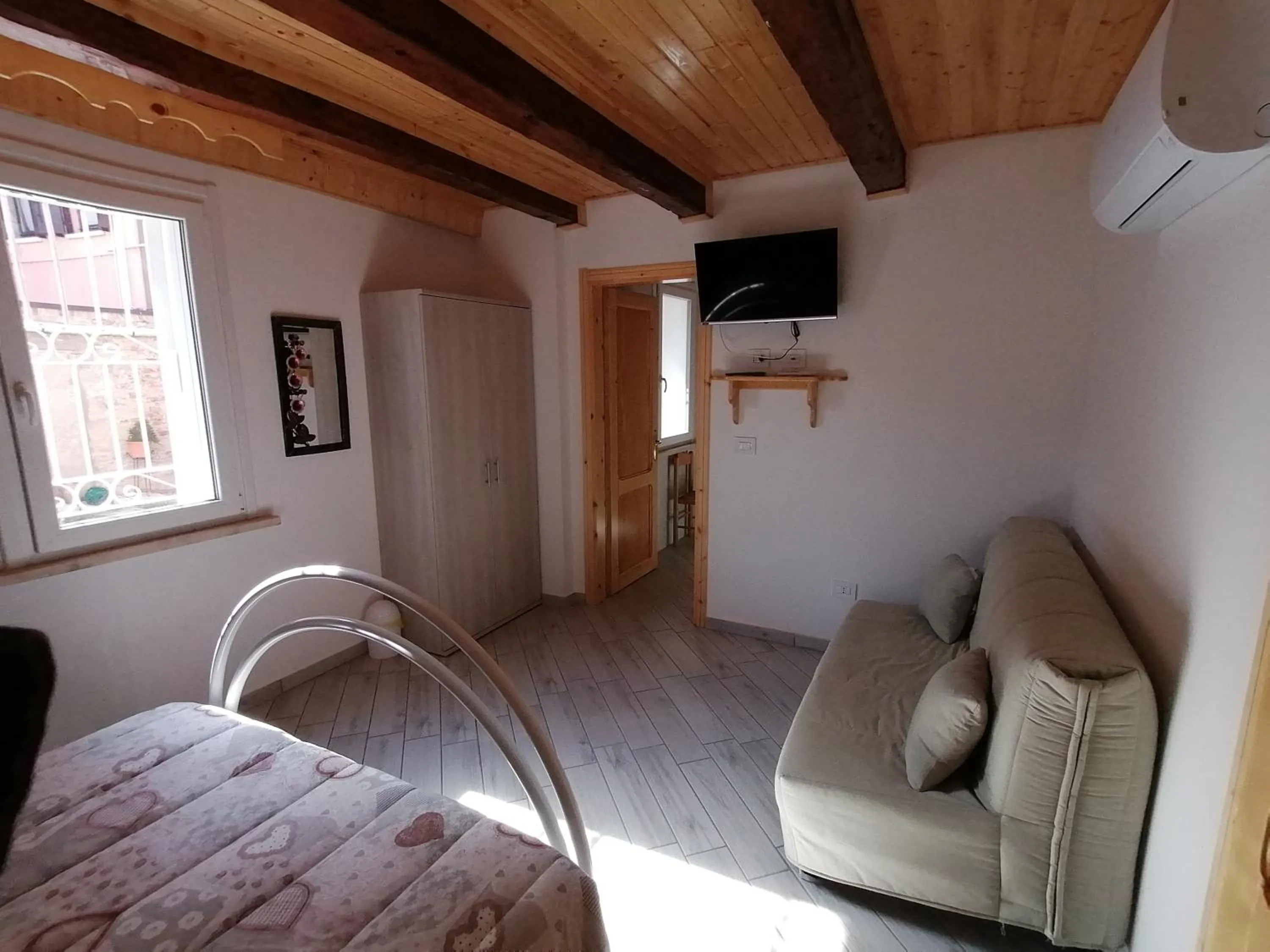 TV and multimedia in Al Souvenir