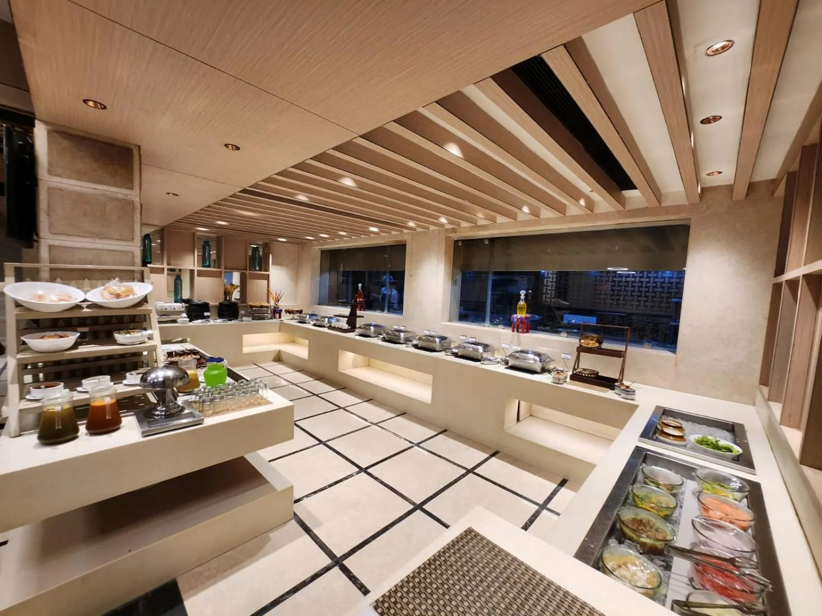 Restaurant/places to eat in The Central Park Hotel