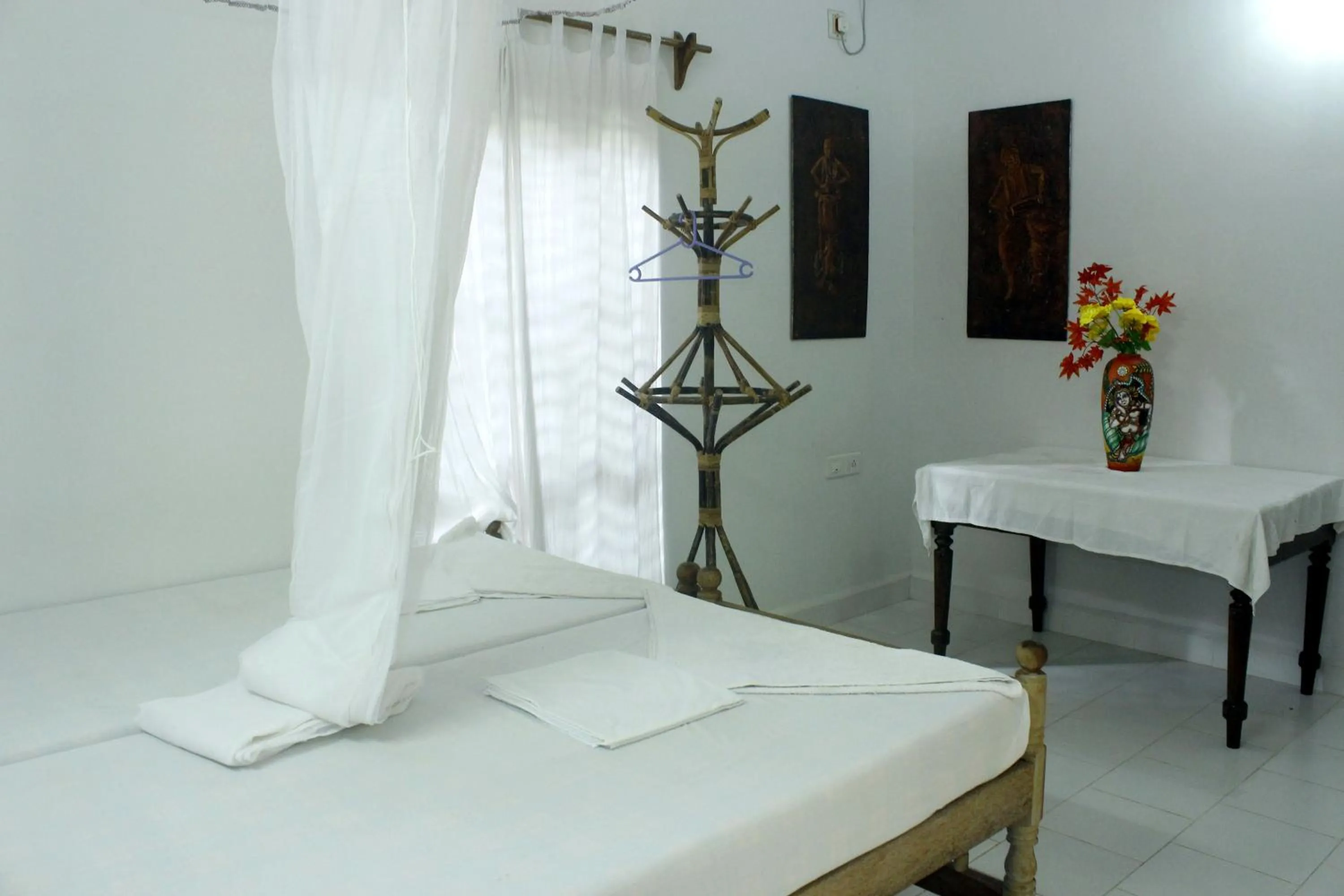 Photo of the whole room, Bed in Jickys Nest