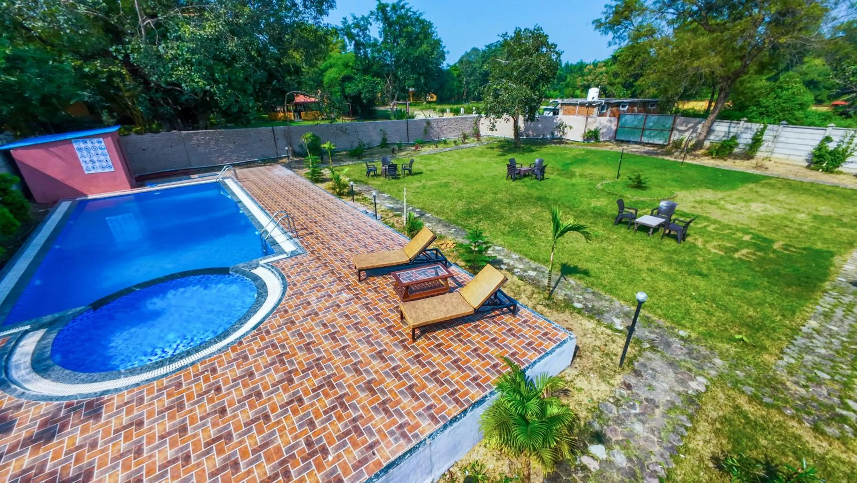 Swimming pool in Hotel Jungle Palace Resort