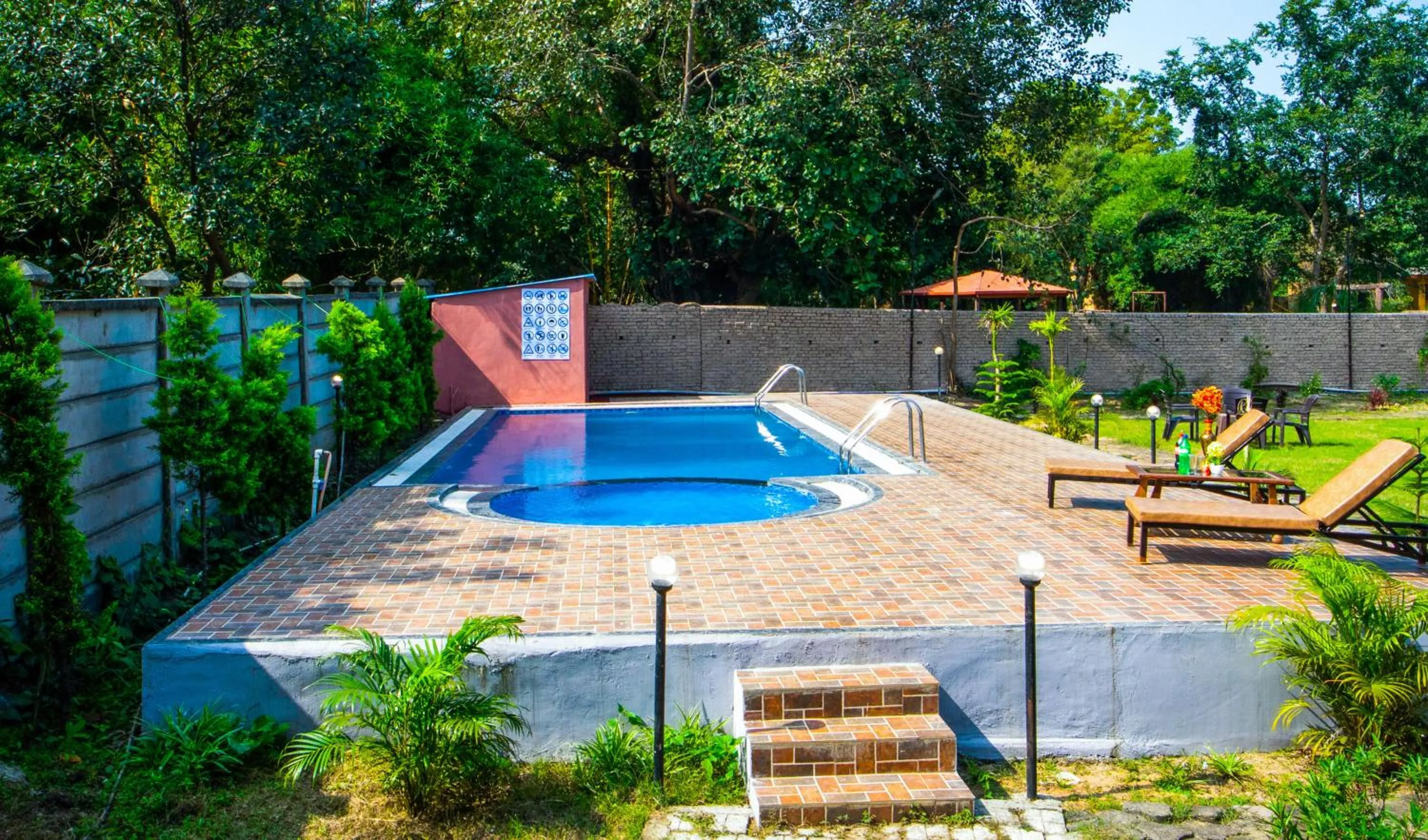 Swimming pool in Hotel Jungle Palace Resort