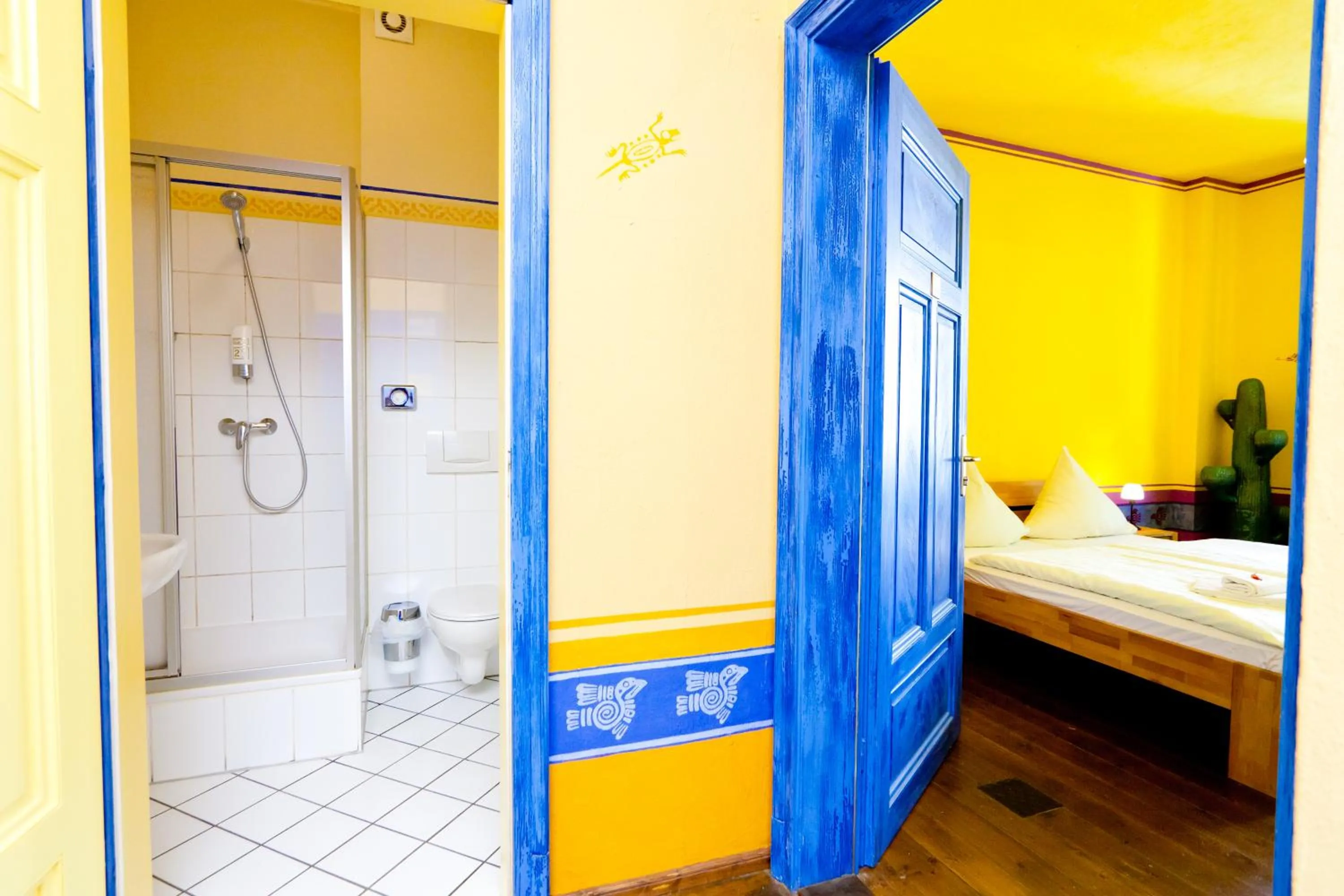 Bathroom, Bed in Gästehaus Mezcalero