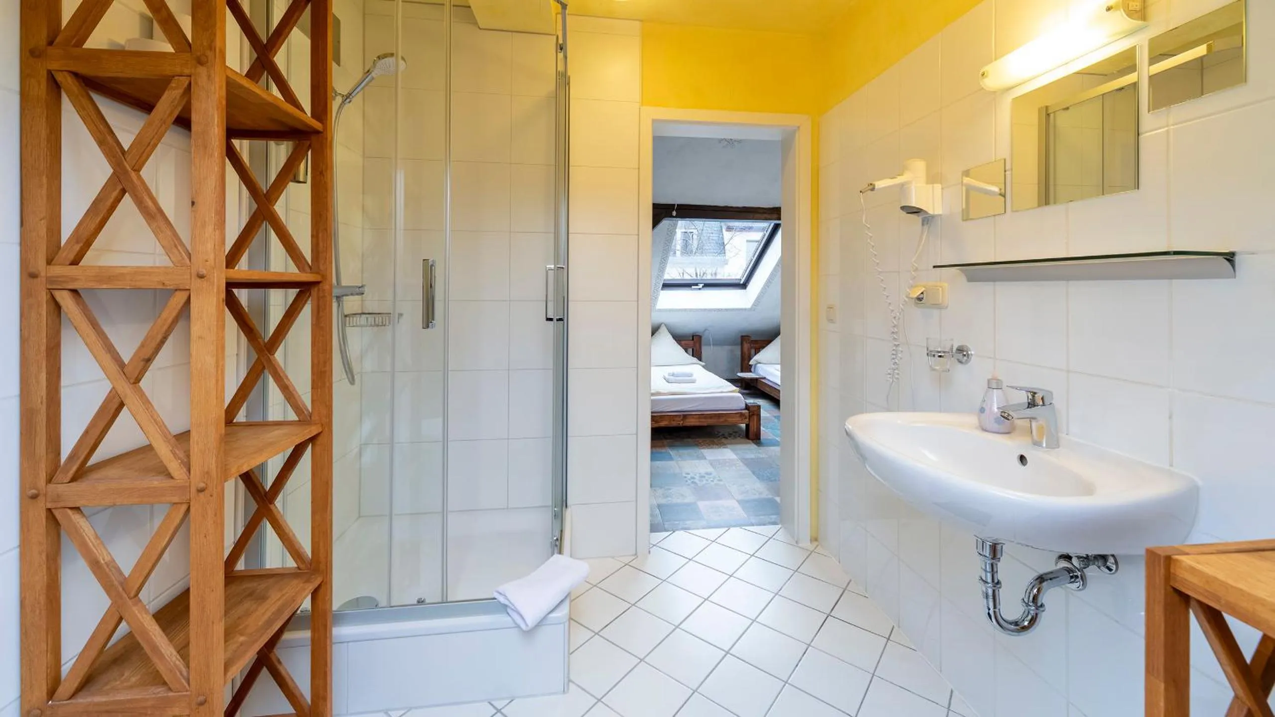 Bathroom, Bed in Gästehaus Mezcalero