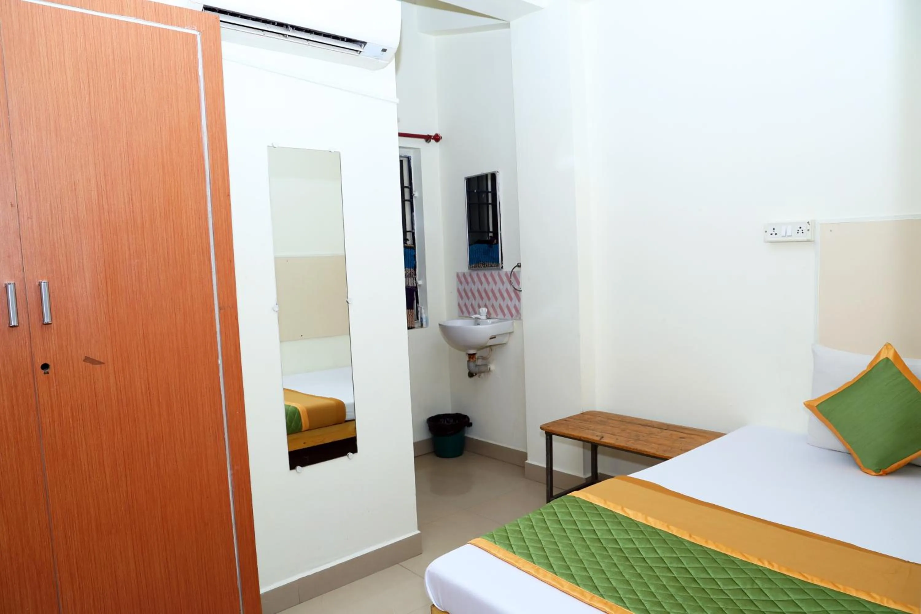 Bedroom, Bed in ROYAL GREEN AIRPORT TRANSIT ACCOMMODATION