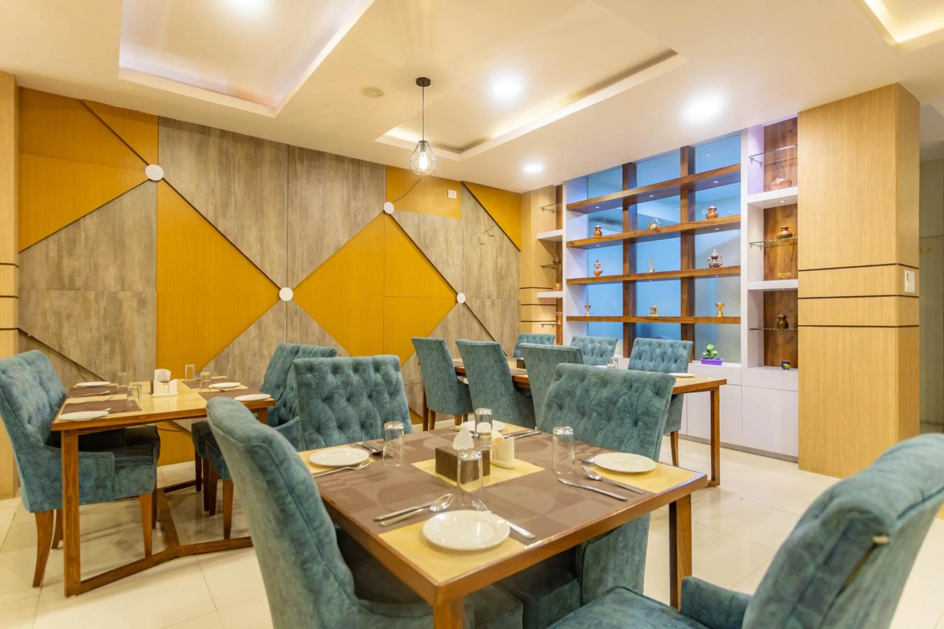 Restaurant/places to eat in The SR Hotel