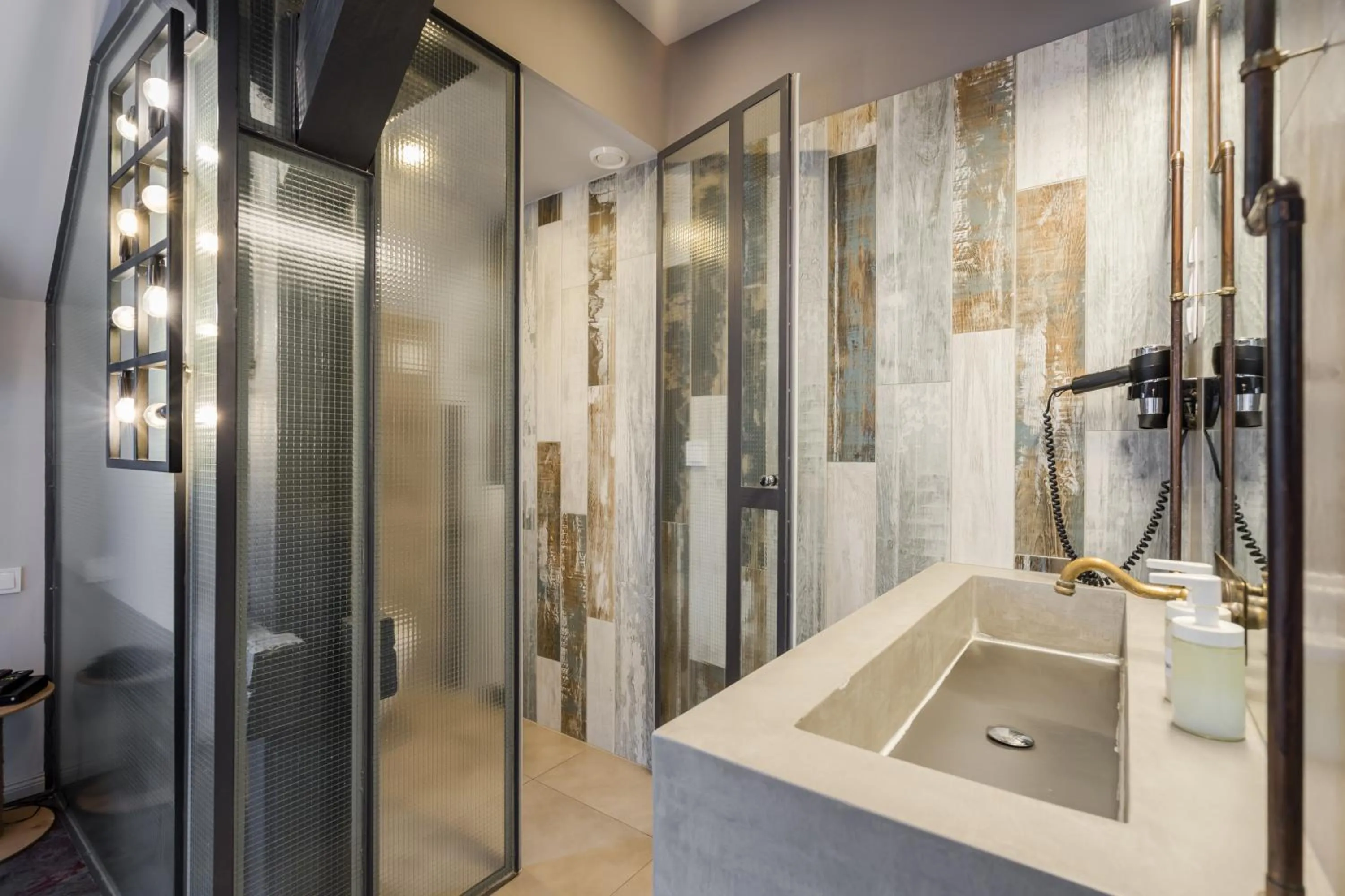Shower in Butik Apartments, by BQA