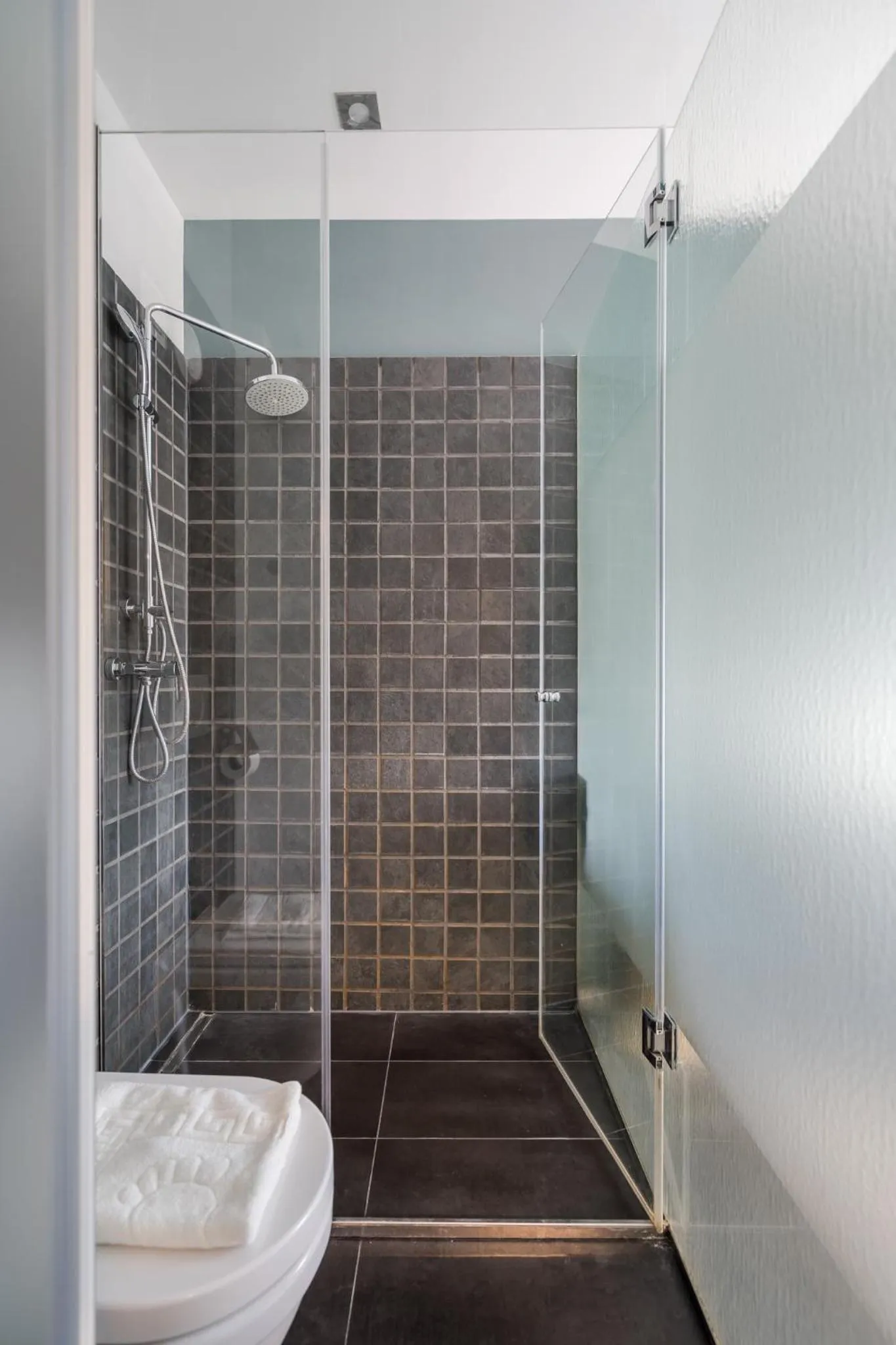 Shower in Butik Apartments, by BQA