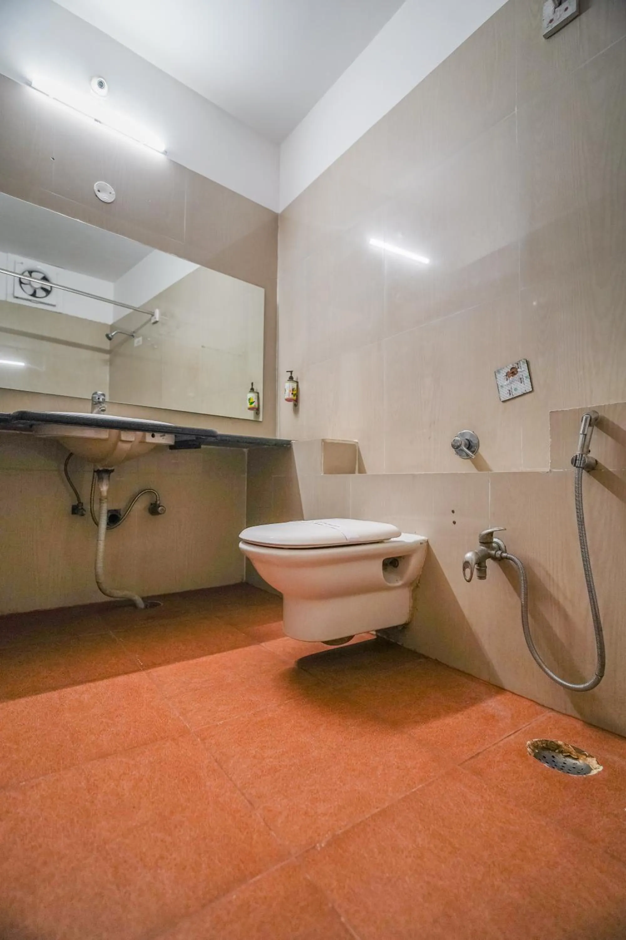 Toilet in Hotel The Shagun