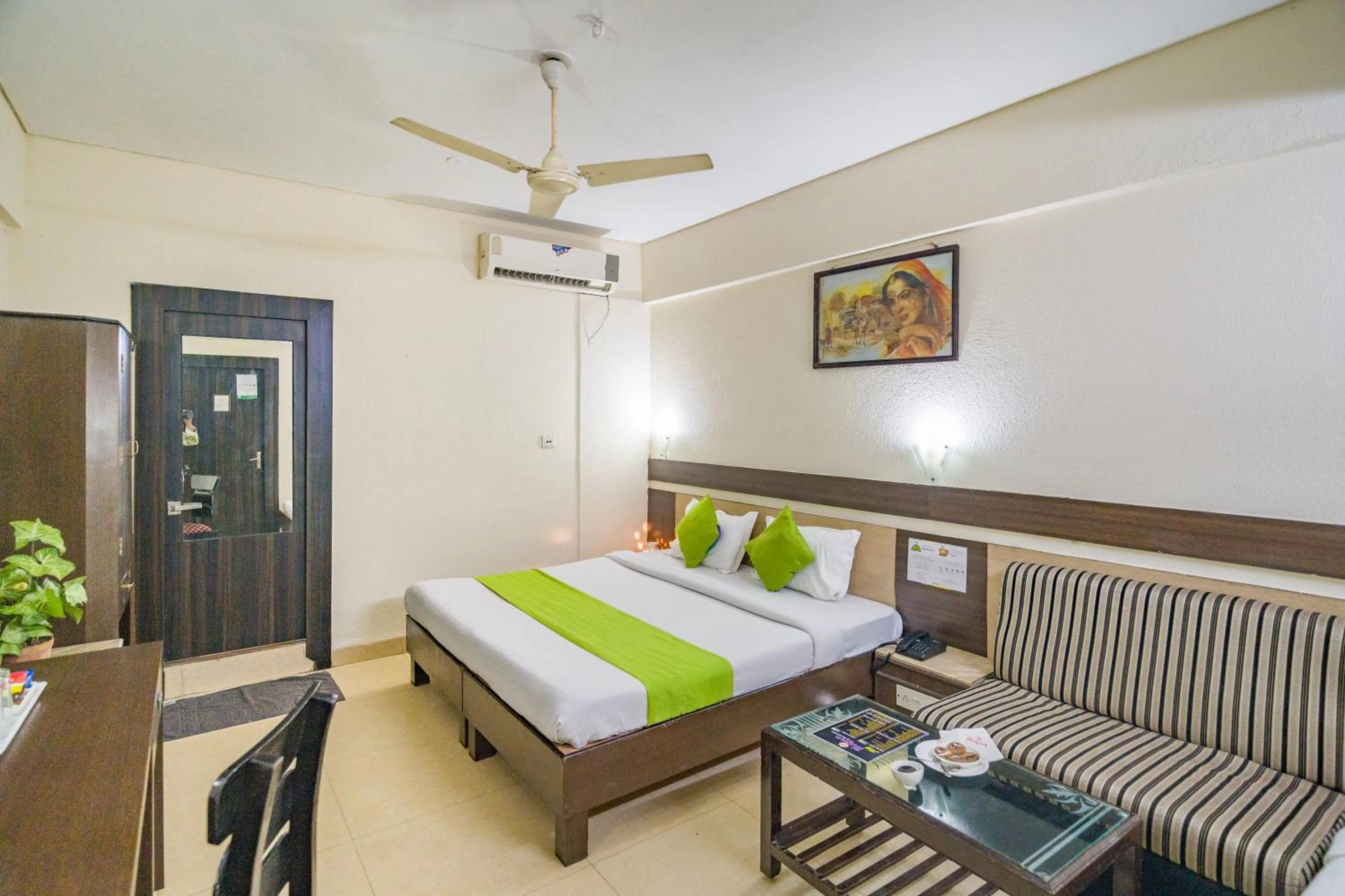 Bed in Hotel The Shagun