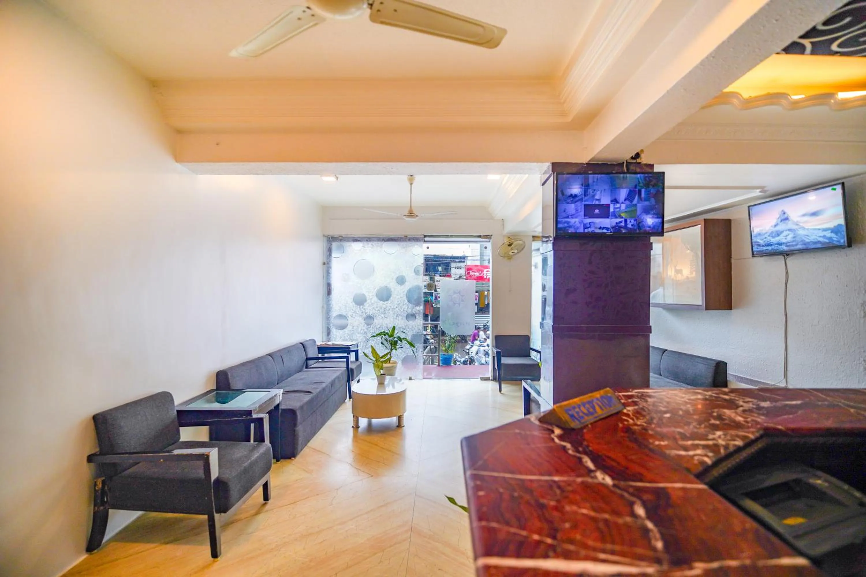 Communal lounge/ TV room in Hotel The Shagun