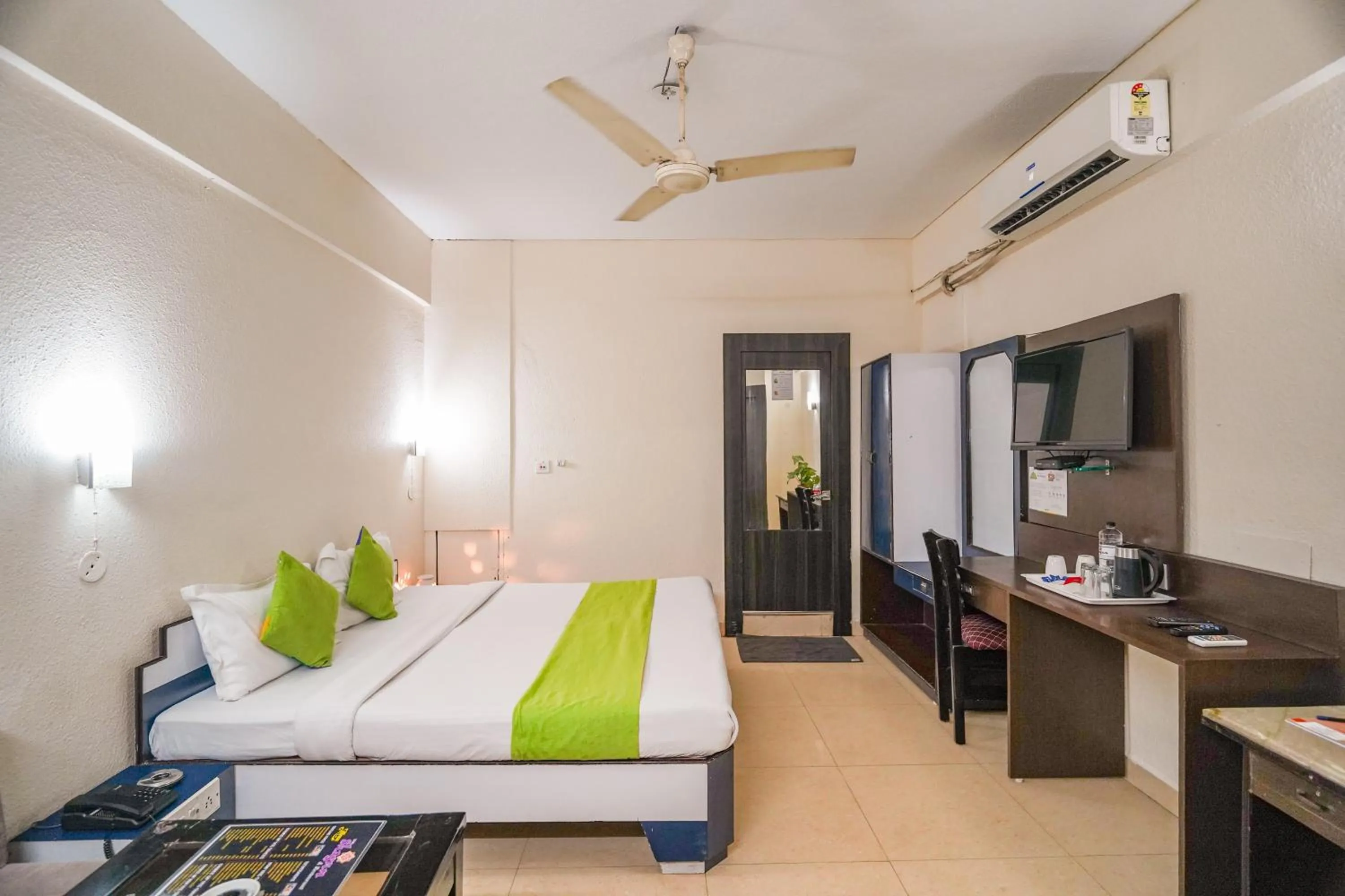 Photo of the whole room, Bed in Hotel The Shagun