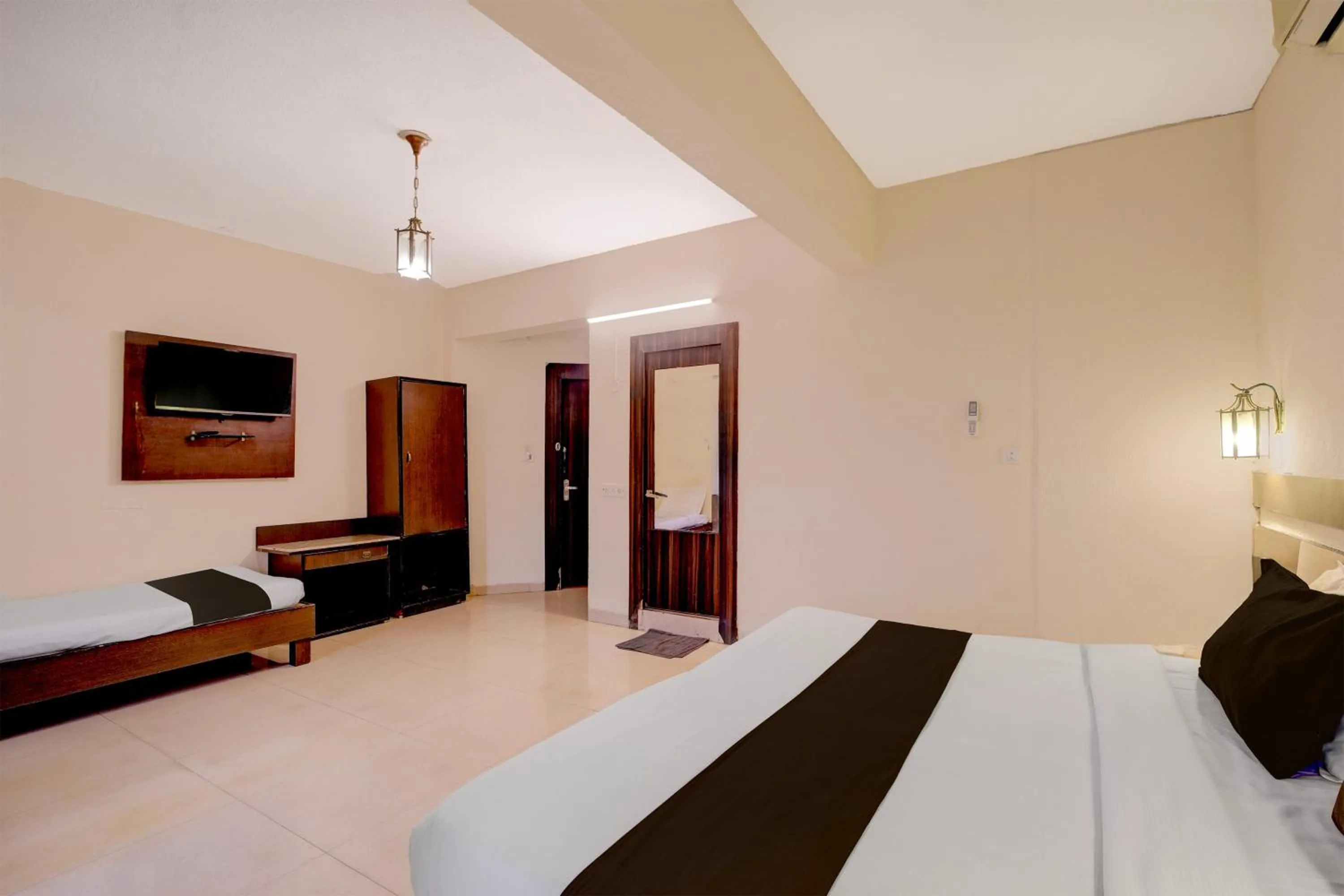 Bedroom, Bed in Townhouse Gandhi Medical College Bhopal Formerly Hotel Shagun