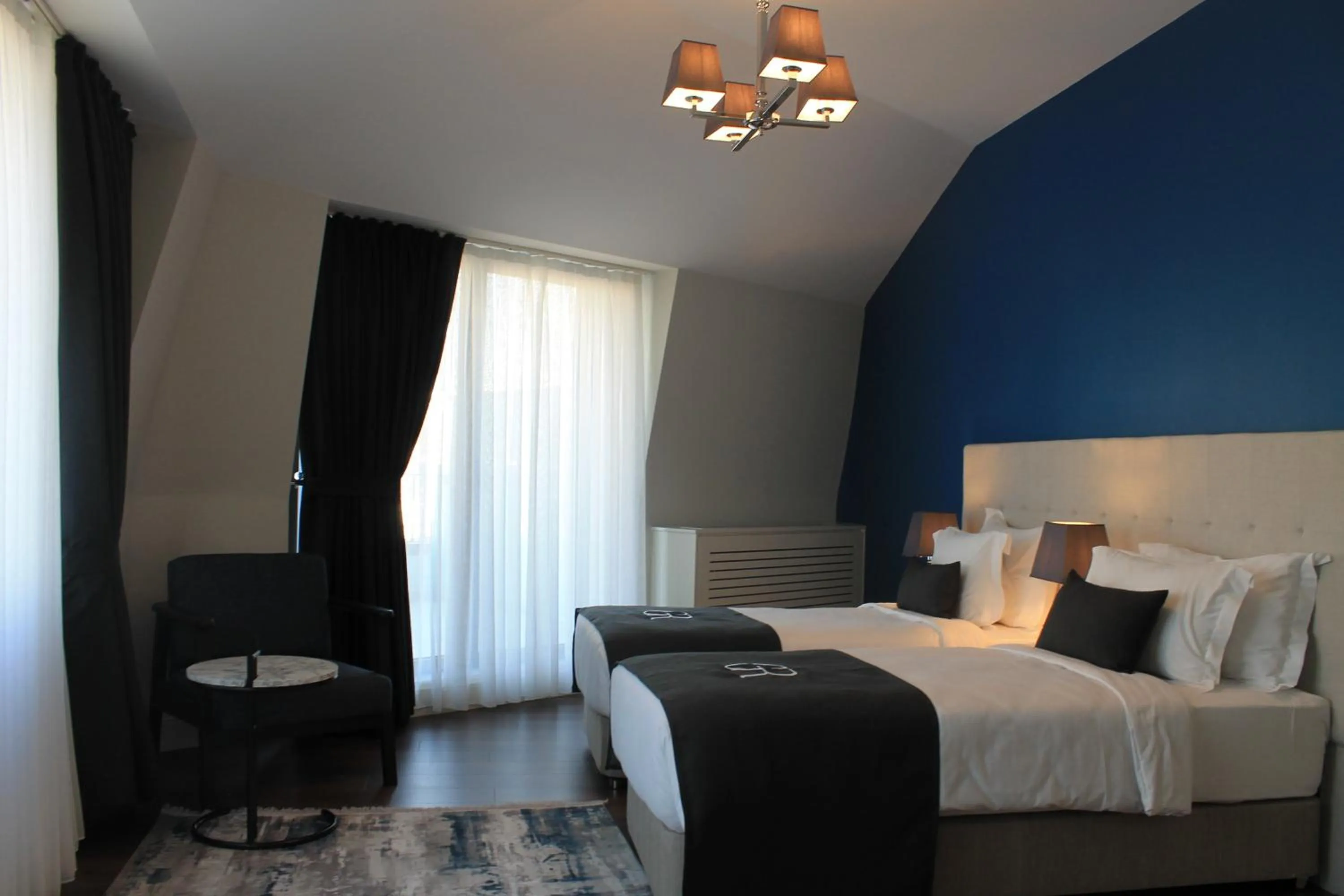 Bedroom, Bed in Garlon Residence