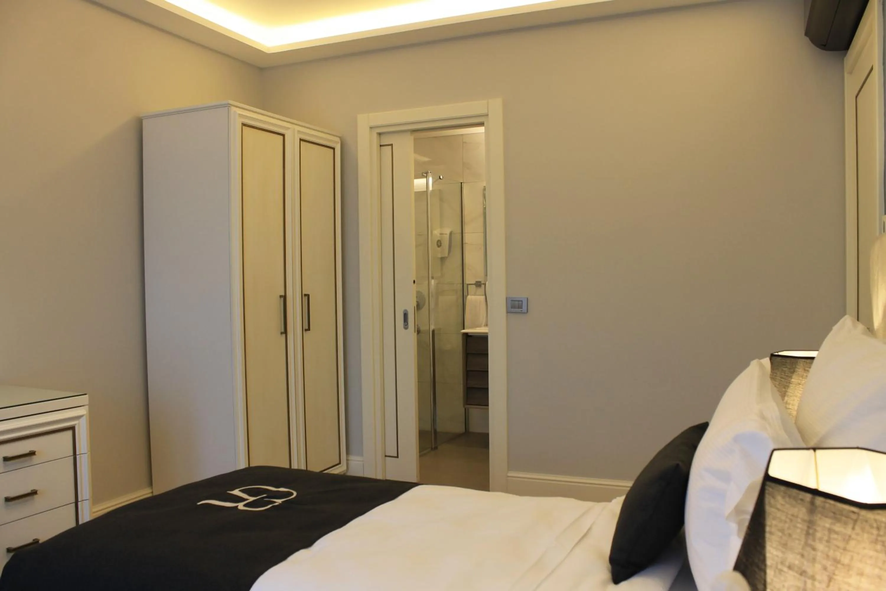 Bedroom, Bed in Garlon Residence