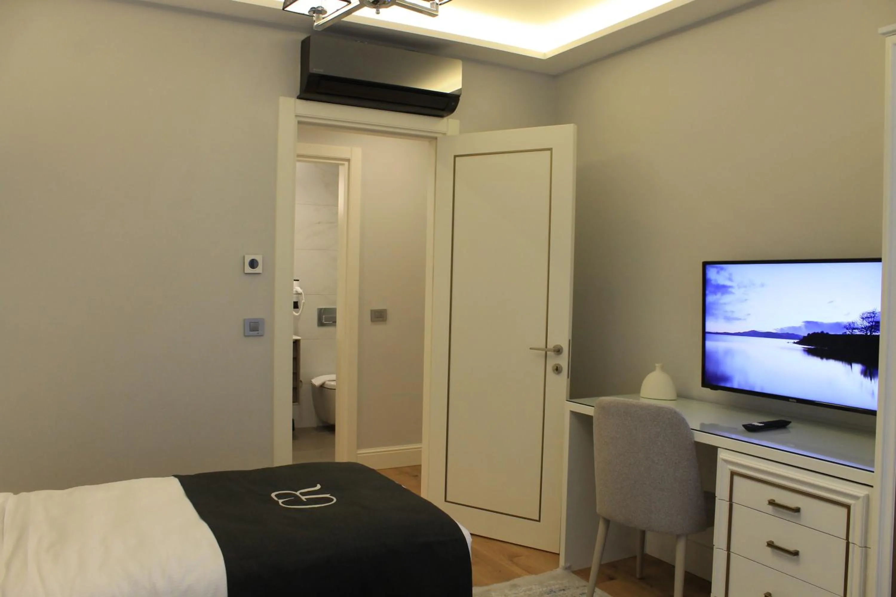 Bedroom, Bed in Garlon Residence