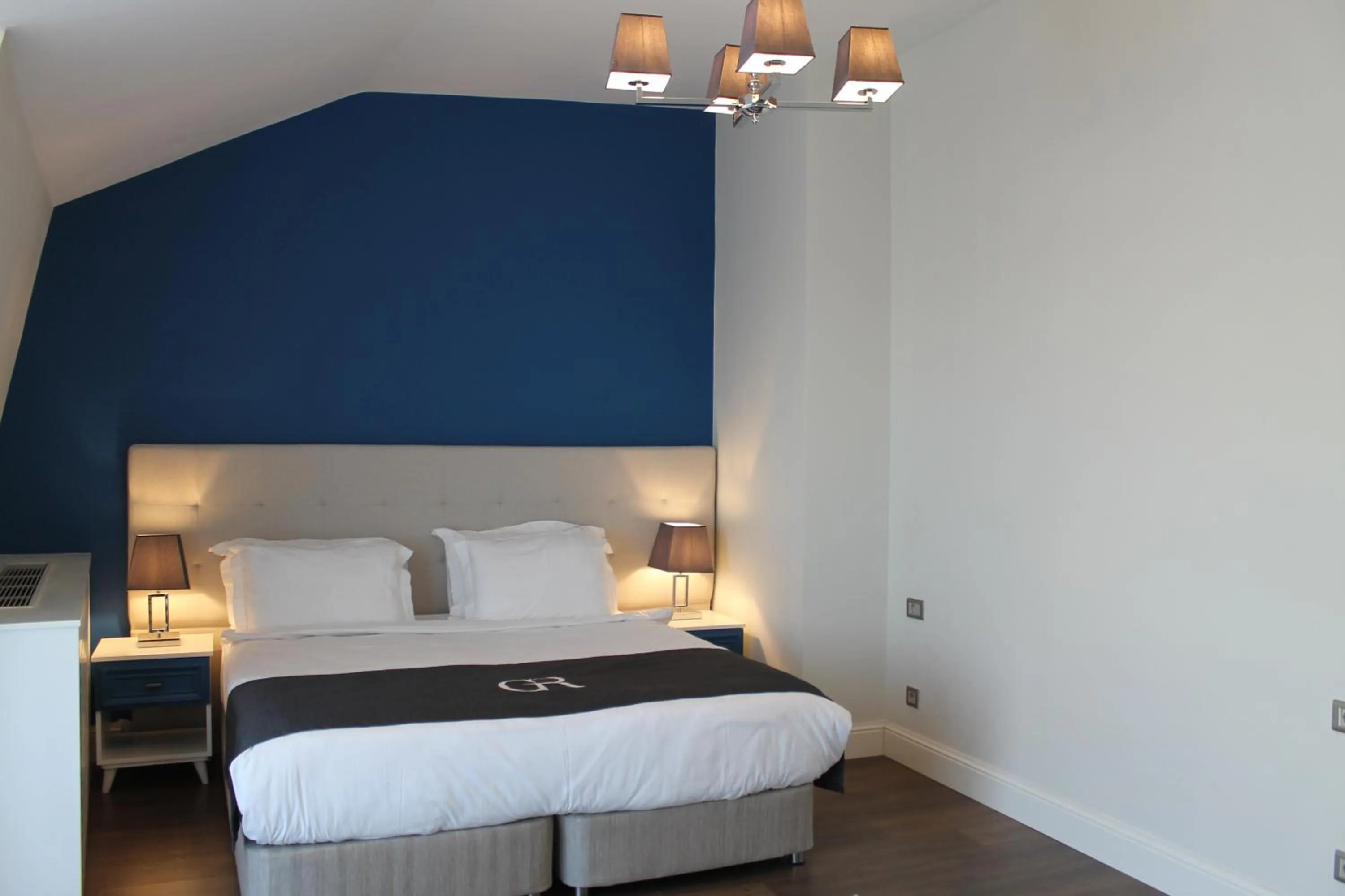 Bedroom, Bed in Garlon Residence