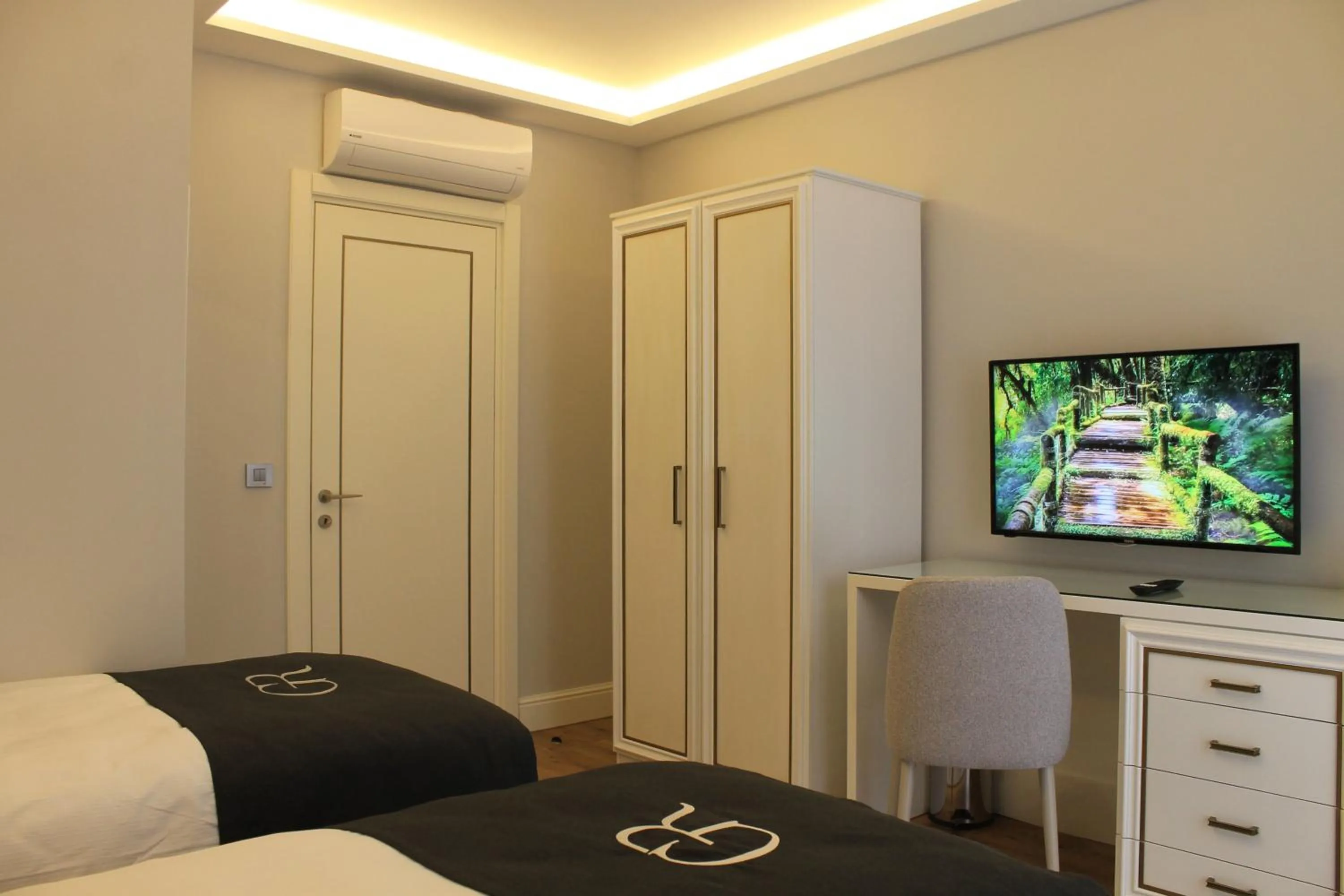 Bedroom, Bed in Garlon Residence