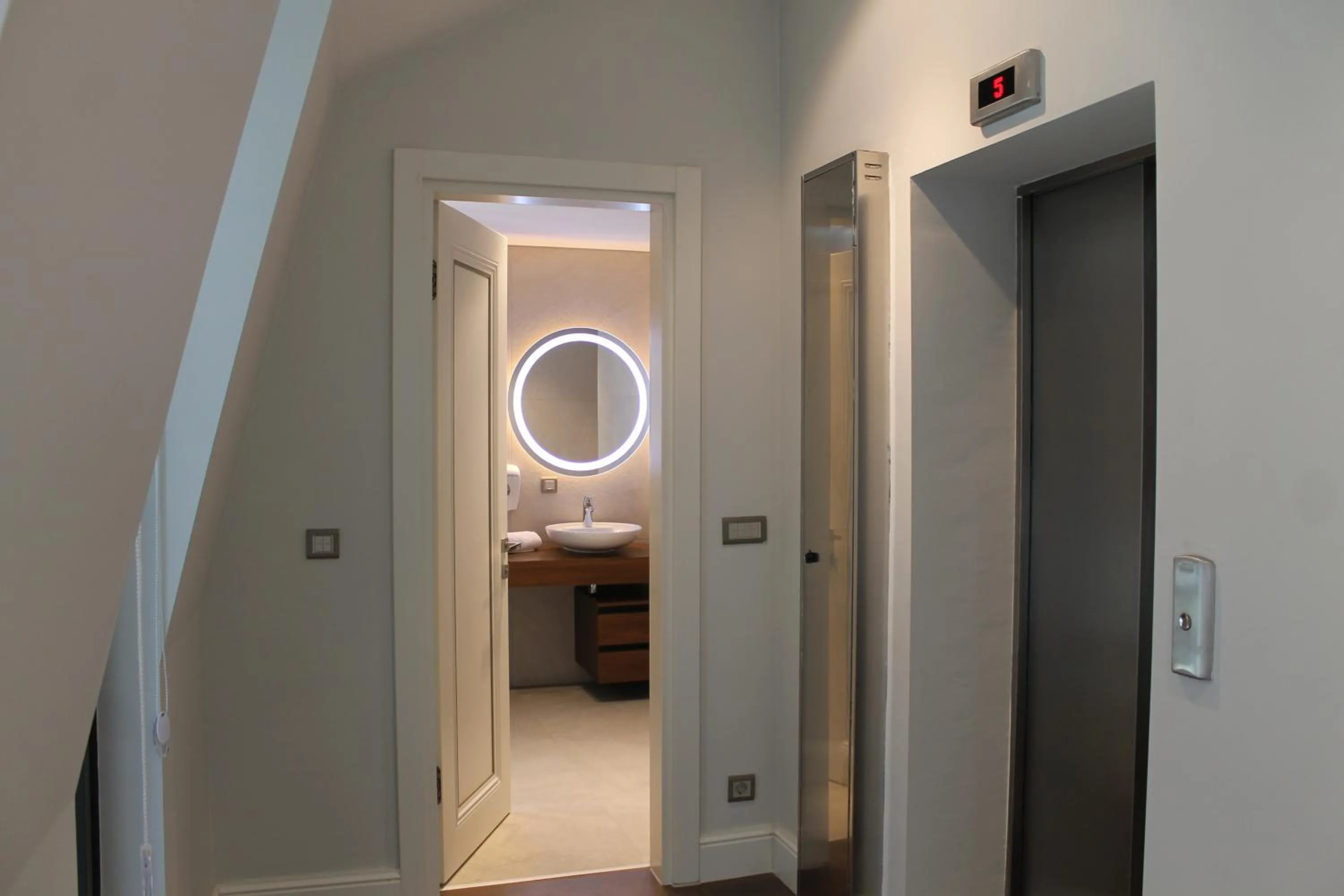 Bathroom, Bed in Garlon Residence
