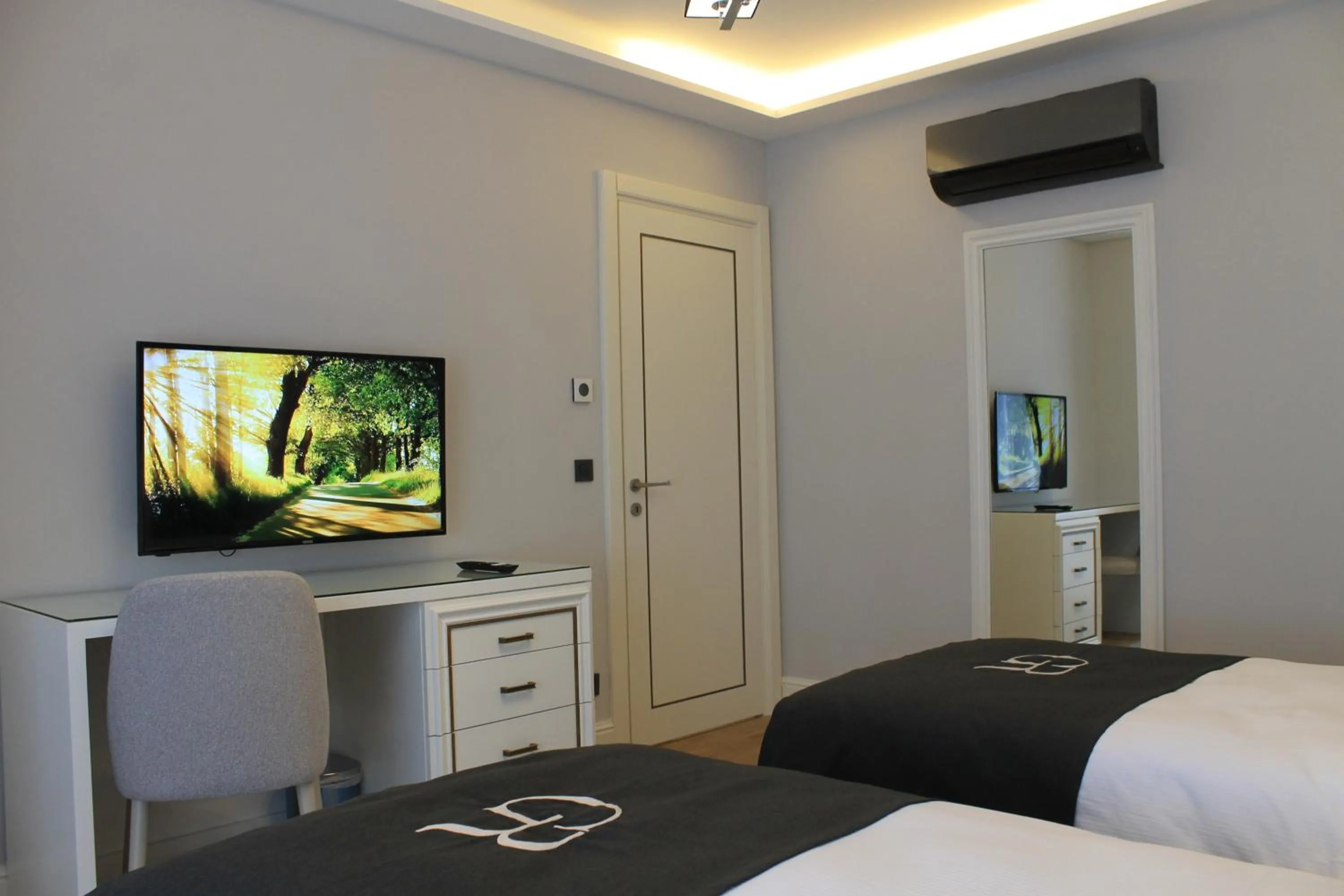 Bedroom, Bed in Garlon Residence