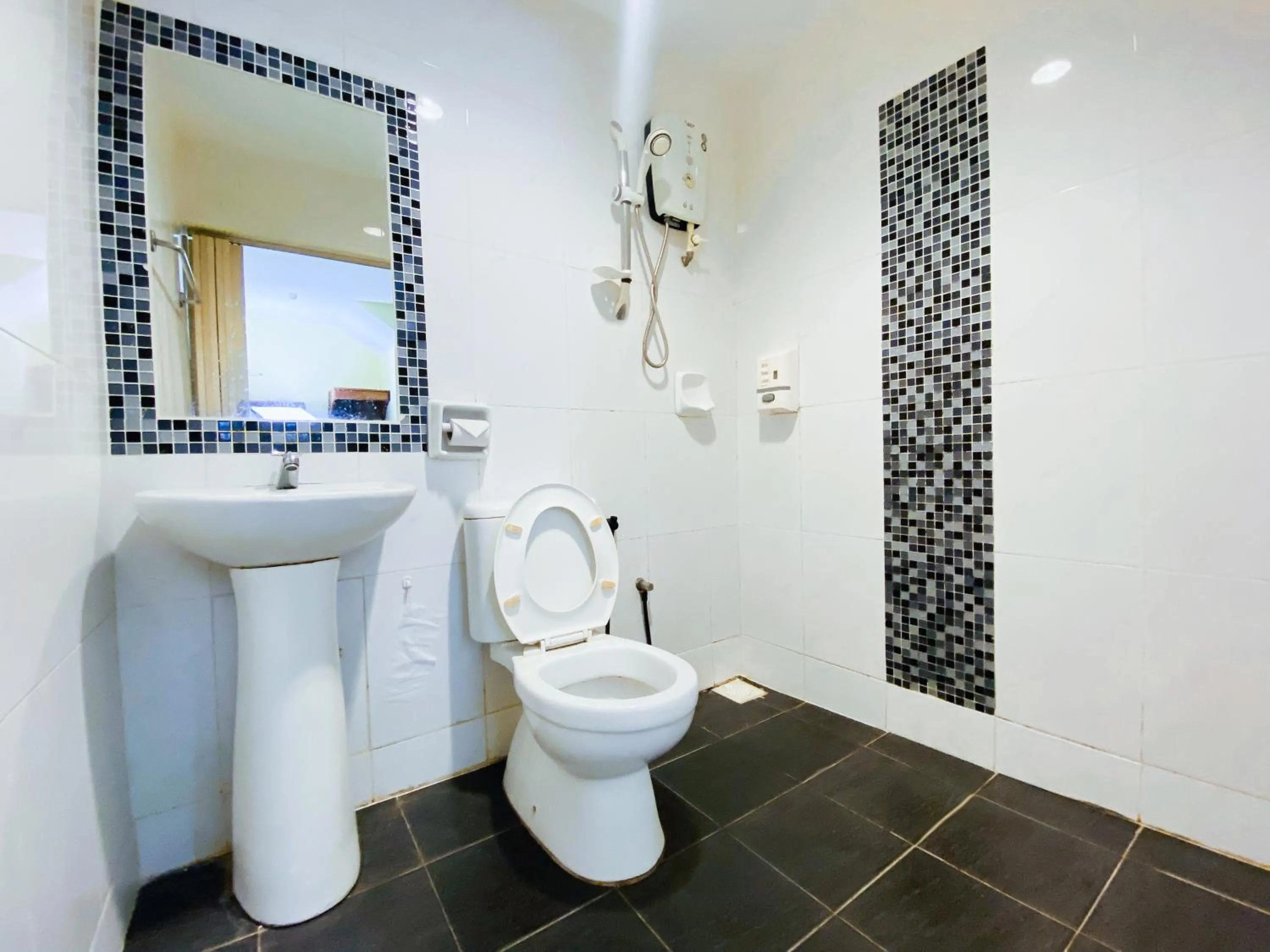 Shower in Sun Inns Hotel Equine, Seri Kembangan