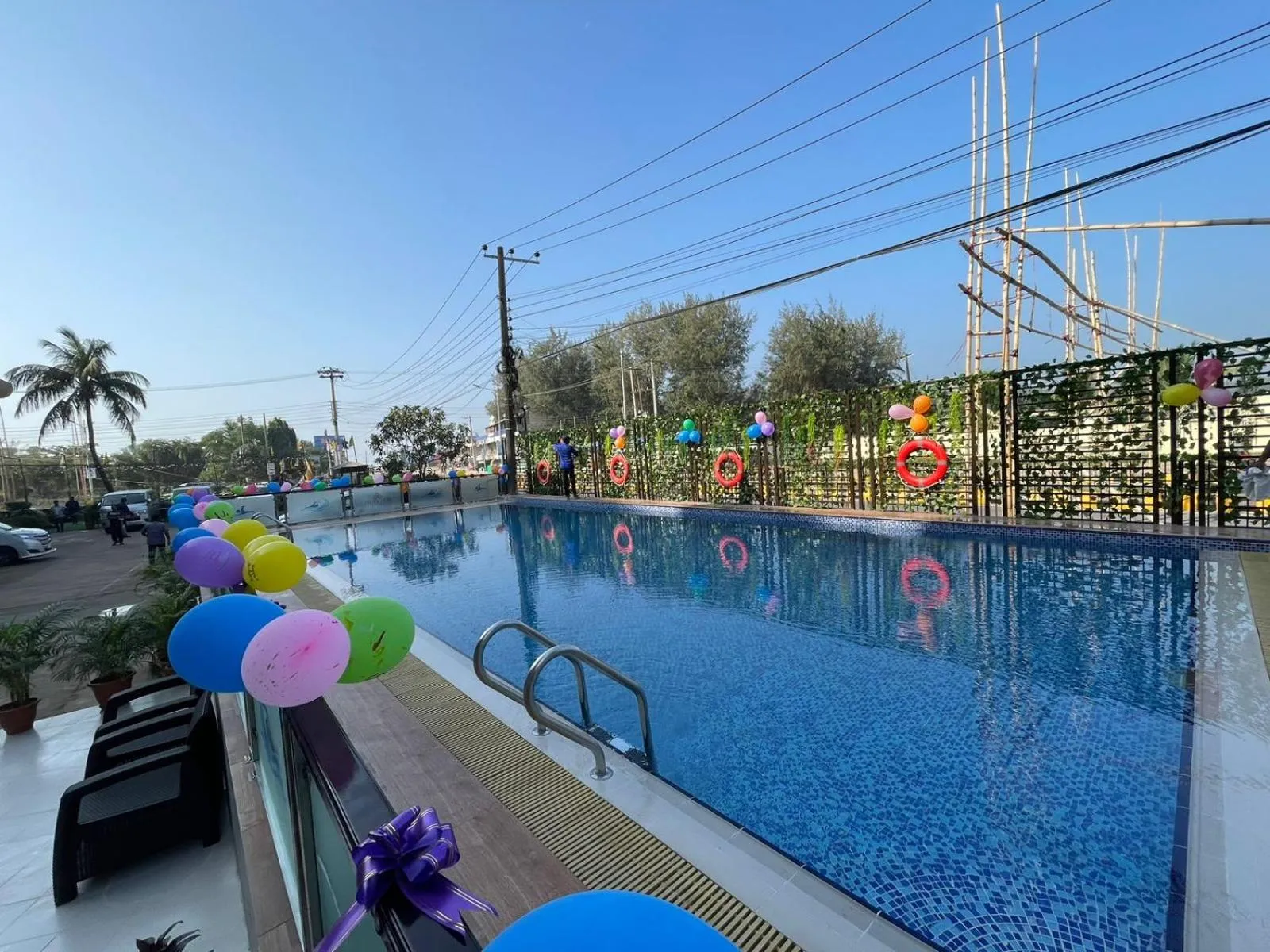 Swimming pool in Hotel Kollol by J&Z Group