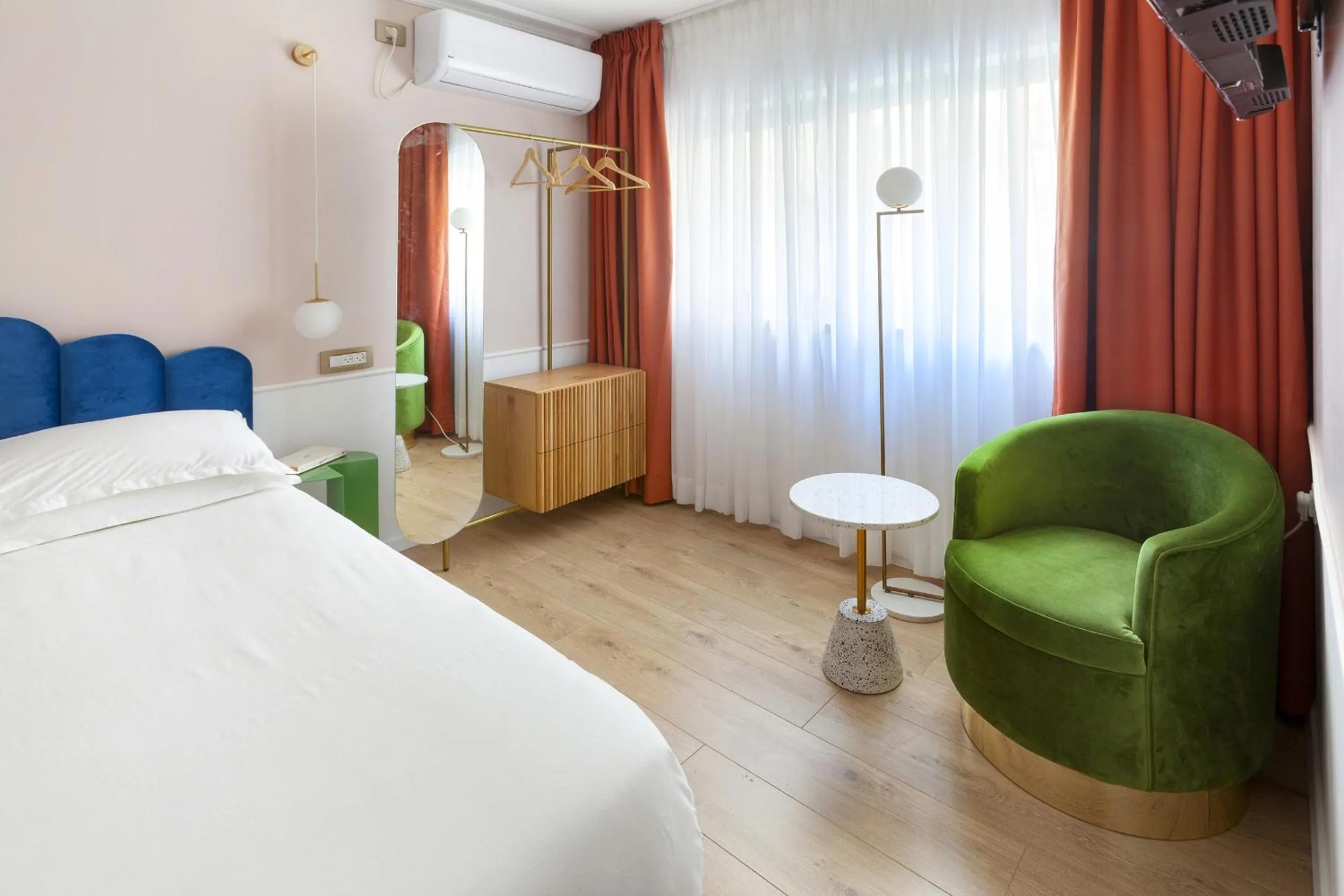 Seating area, Bed in De Cardo Boutique