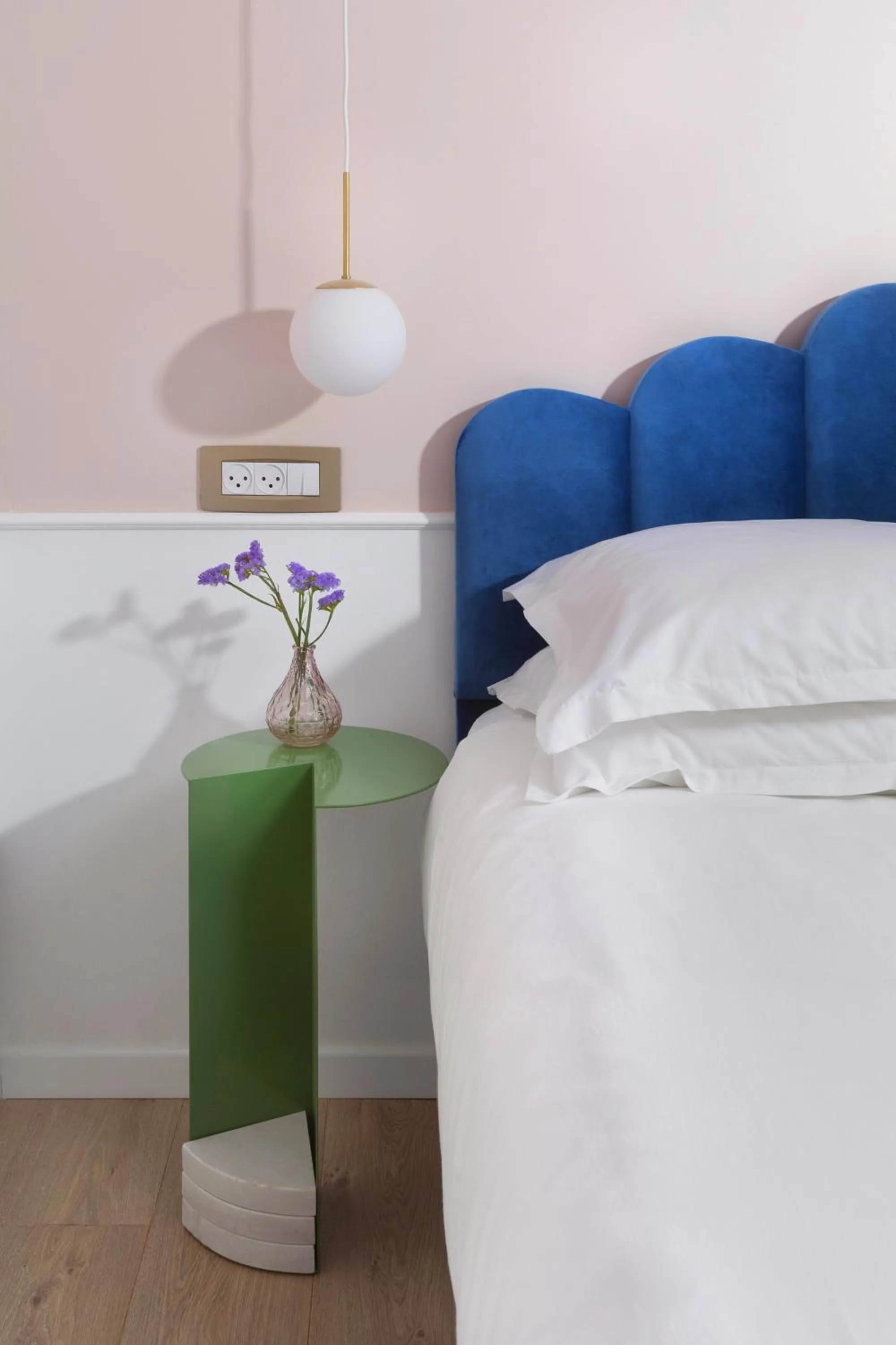 Photo of the whole room, Bed in De Cardo Boutique