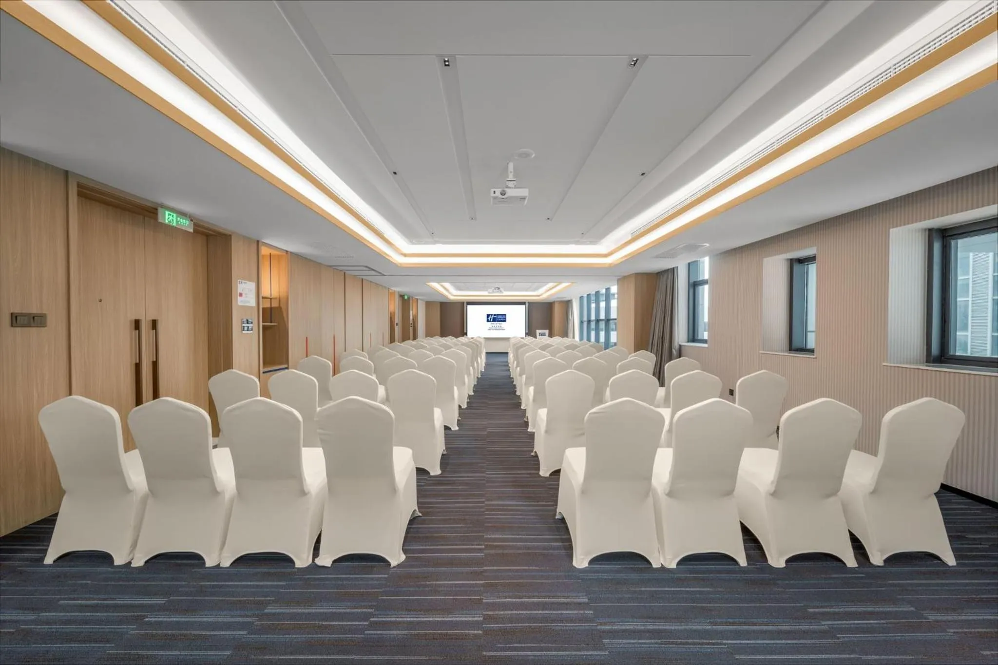 Meeting/conference room in Holiday Inn Express Rongcheng Science and Technology Park
