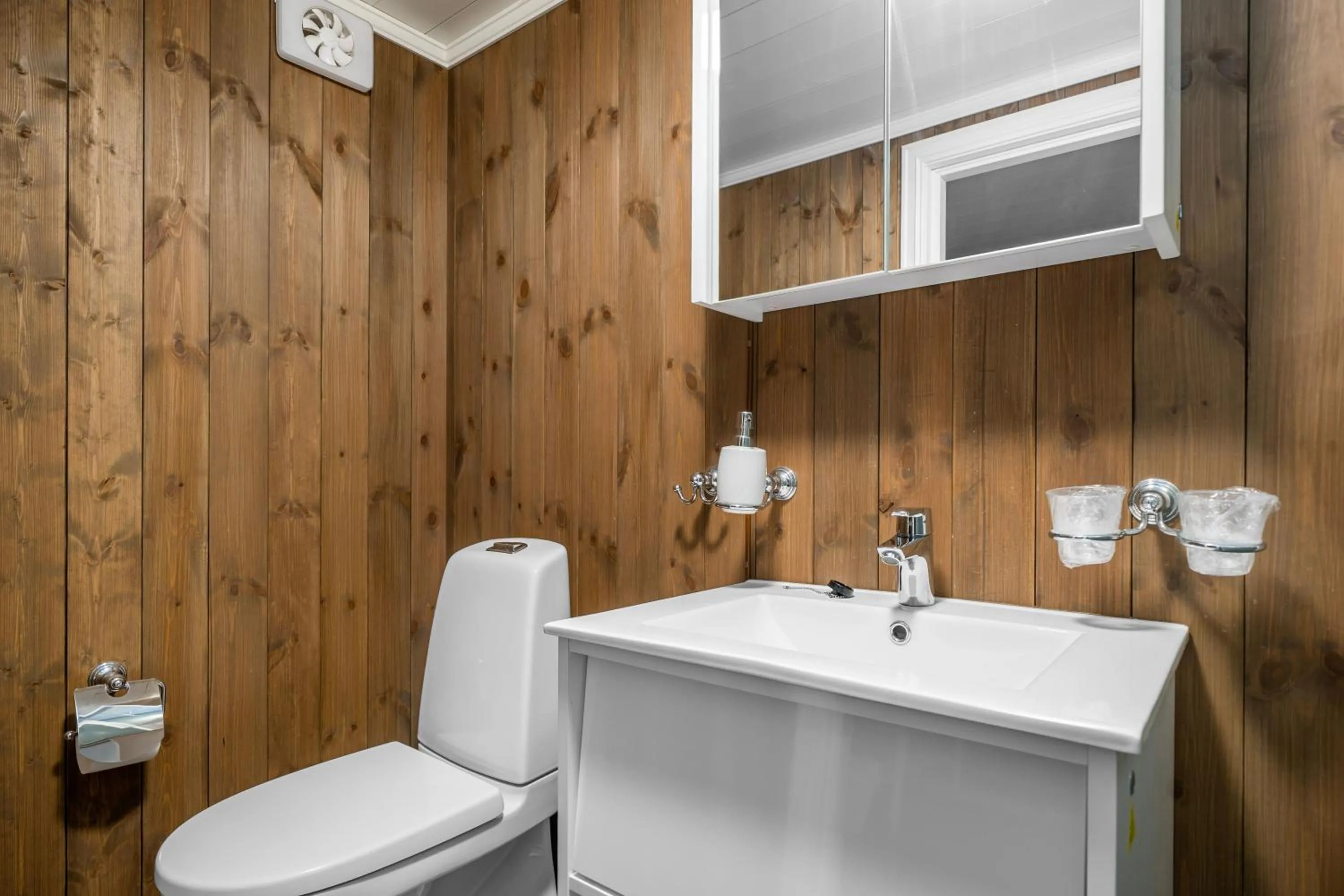 Toilet in Dale-Gudbrands Gard by Frich`s