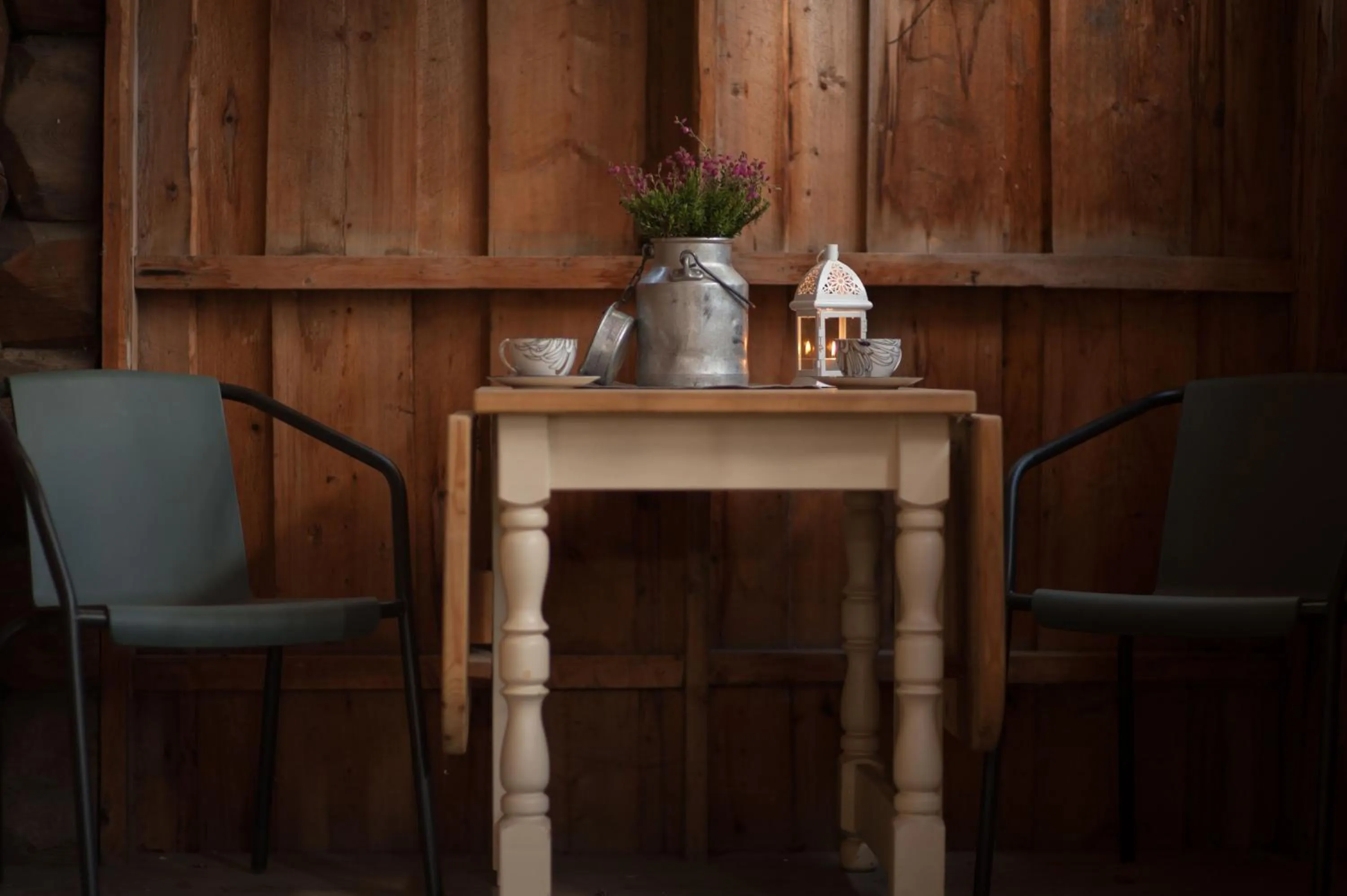 Drinks in Dale-Gudbrands Gard by Frich`s