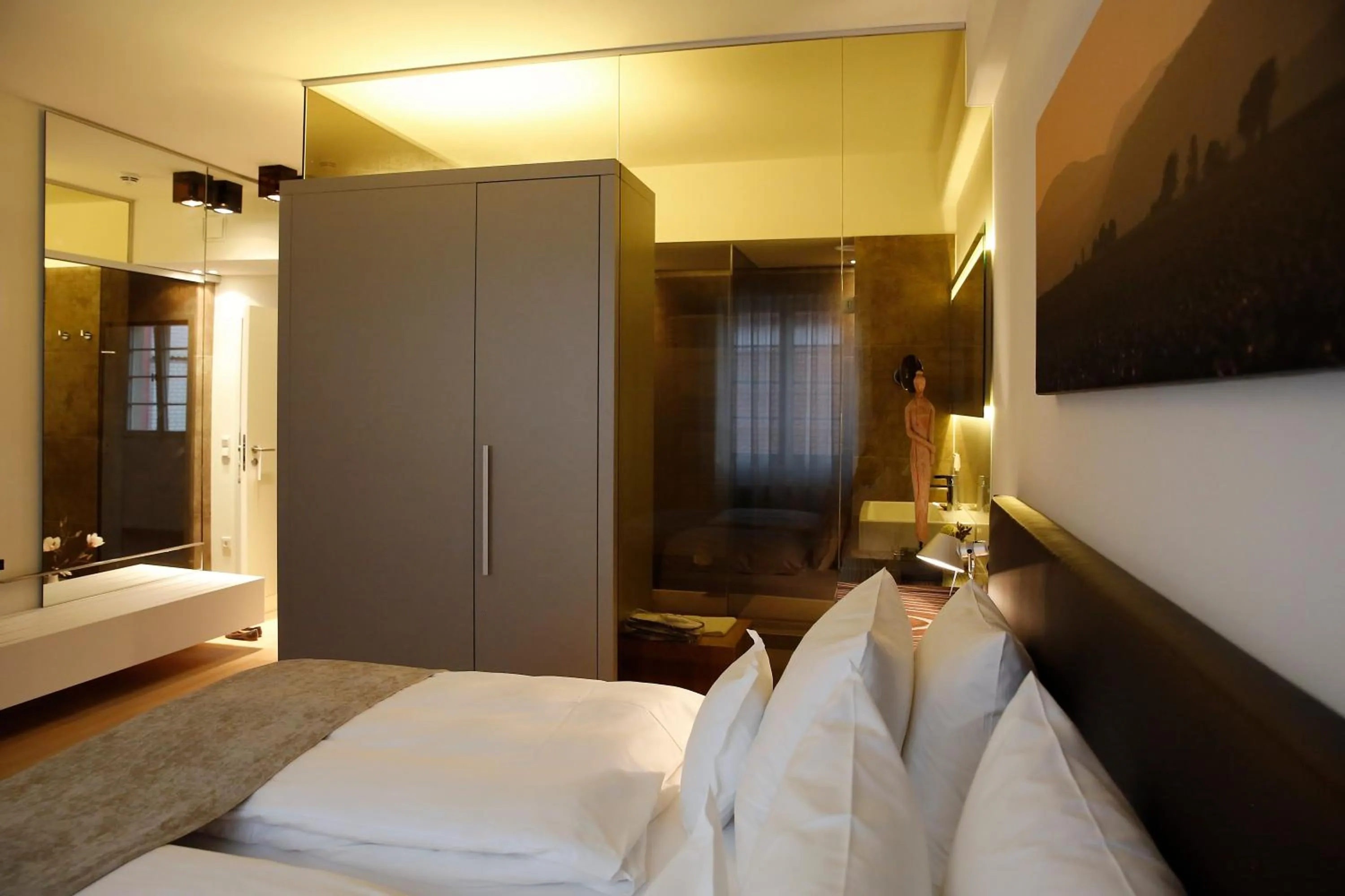 Photo of the whole room, Bed in Weinhaus Henninger