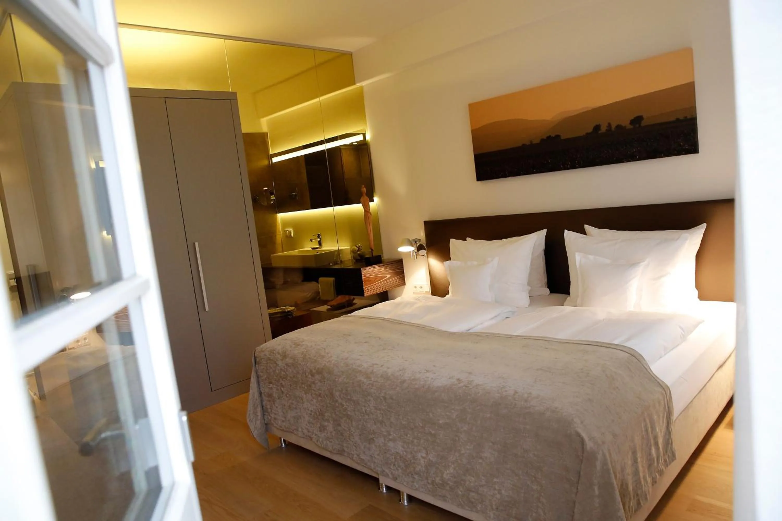 Photo of the whole room, Bed in Weinhaus Henninger