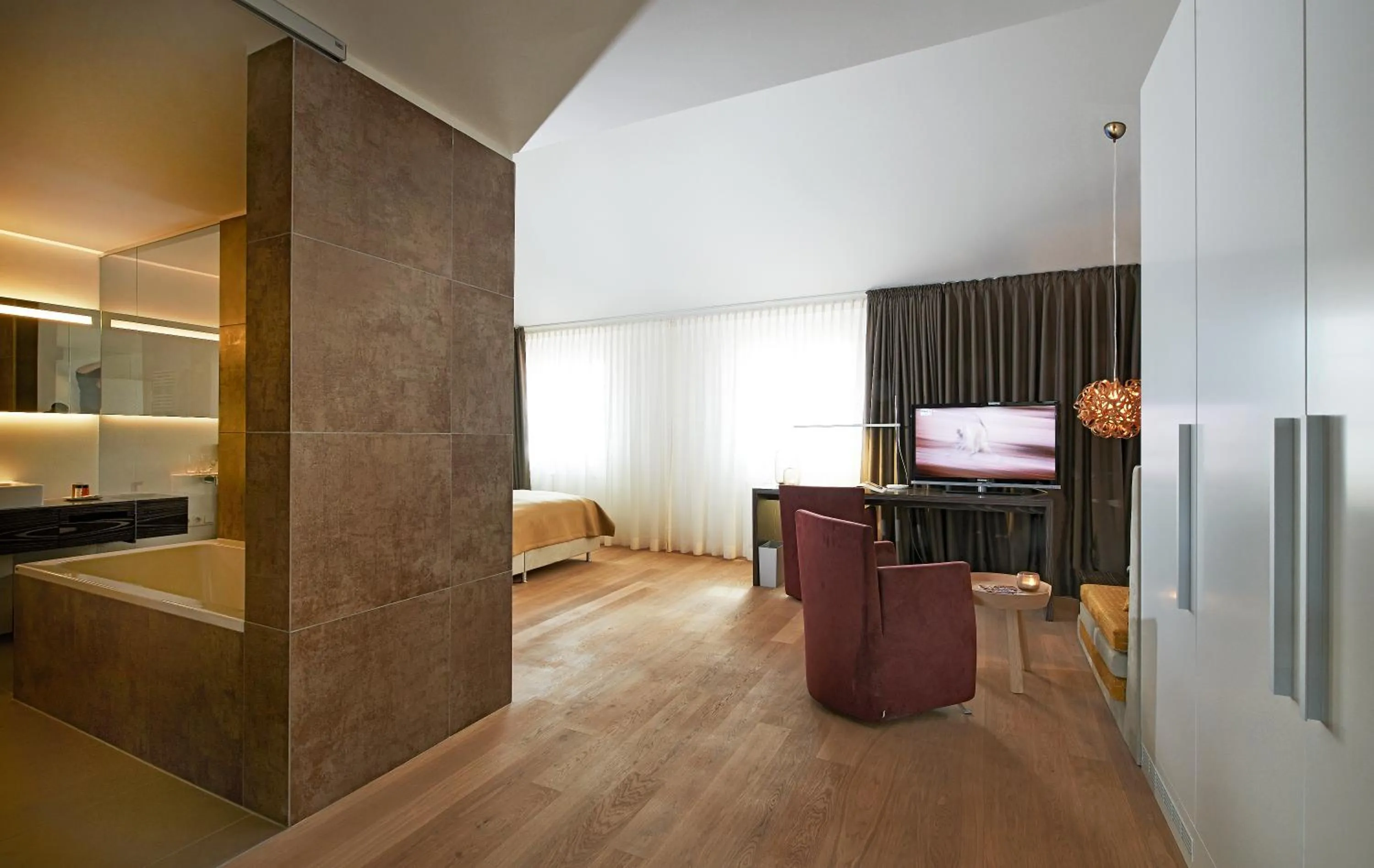 Photo of the whole room, Bed in Weinhaus Henninger