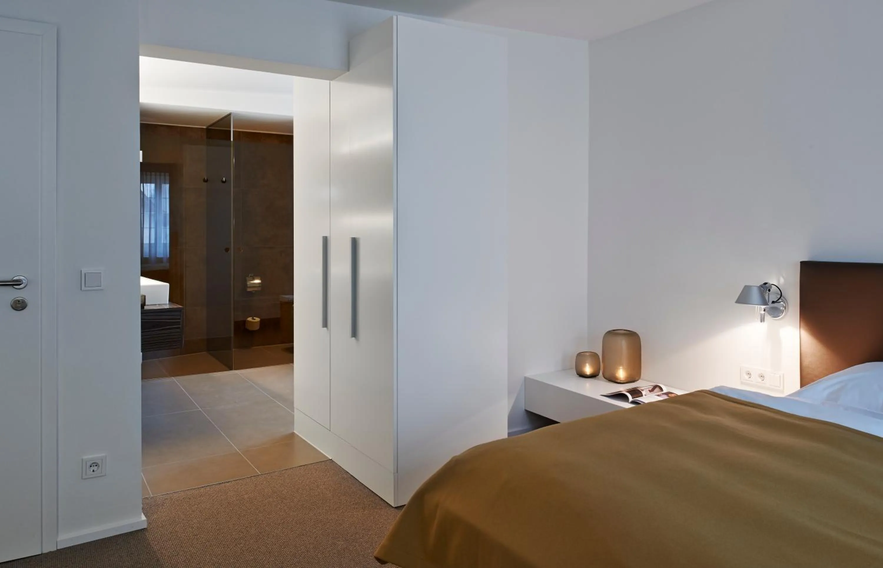 Photo of the whole room, Bed in Weinhaus Henninger