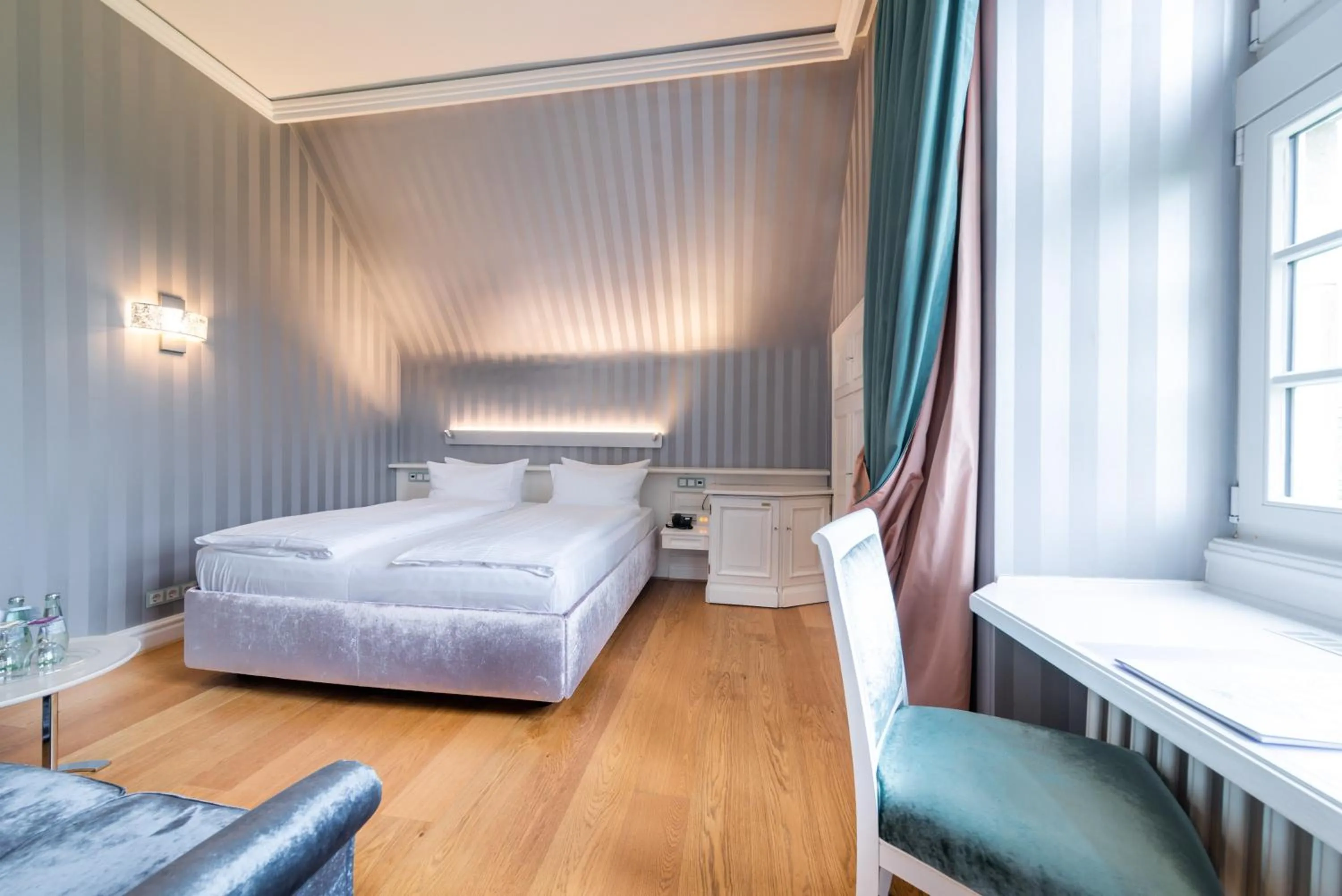 Photo of the whole room, Bed in Hotel Schloss Wilkinghege