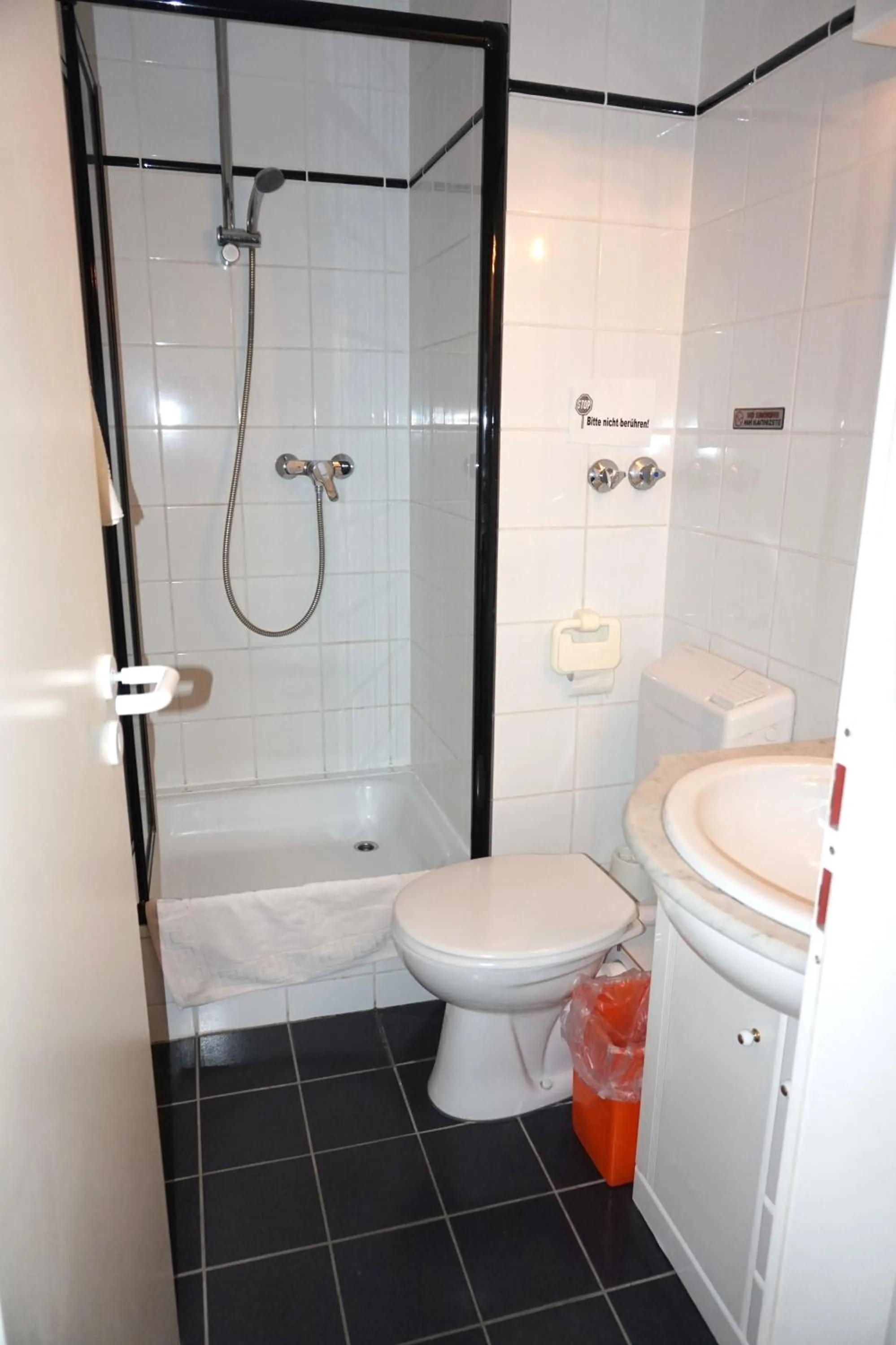 Bathroom in Artus Hotel