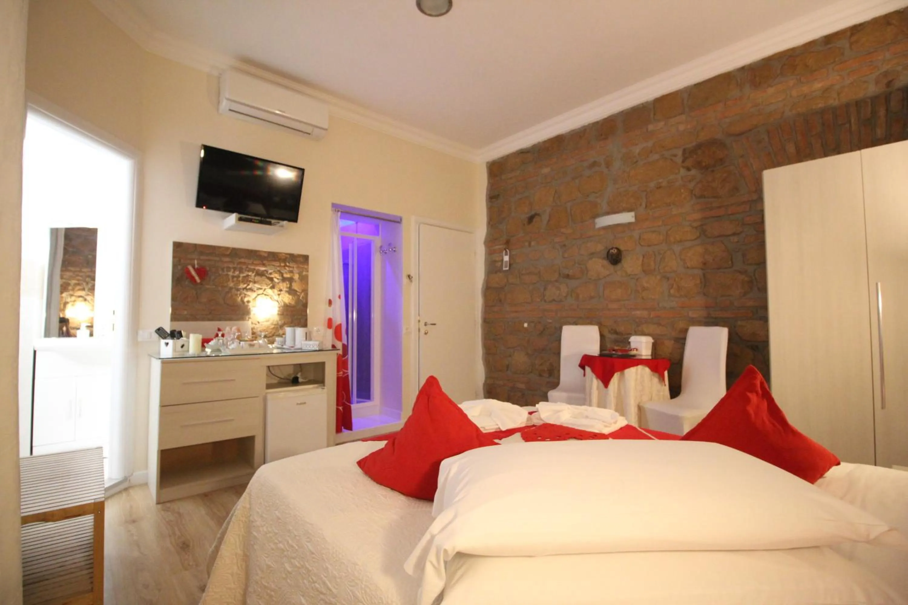 Shower, Bed in Freedom Love B&B