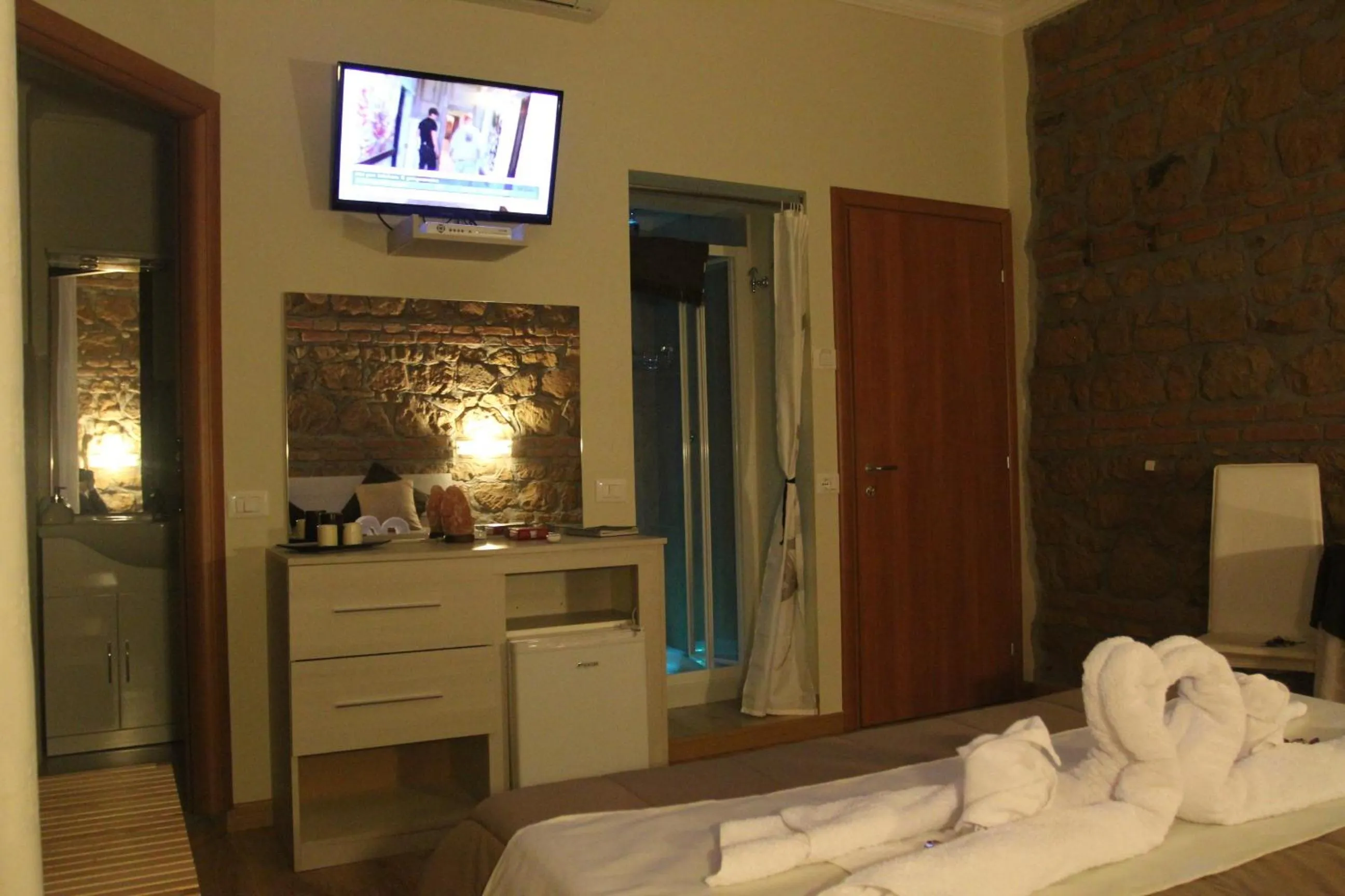 Bathroom, Bed in Freedom Love B&B