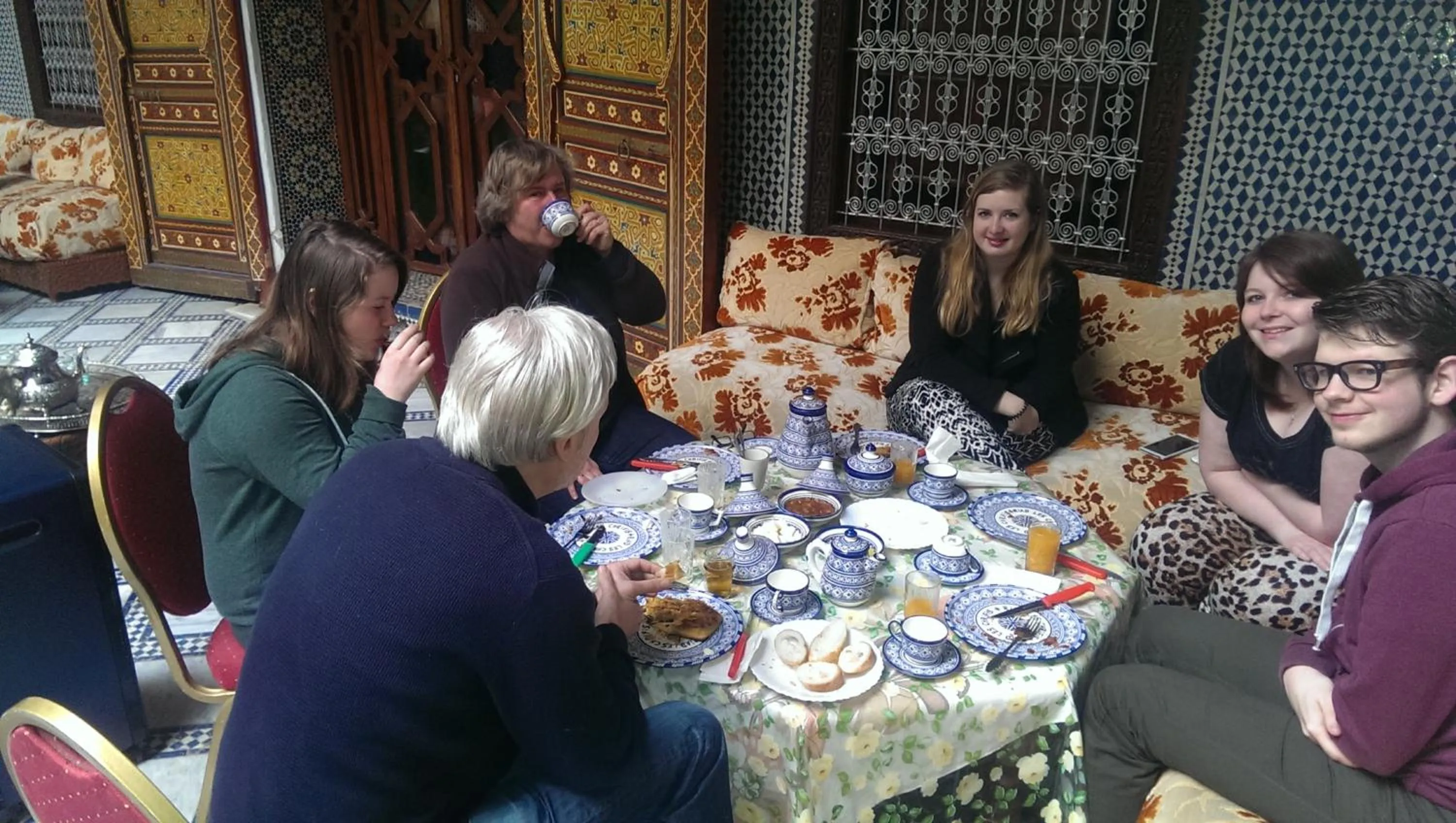 group of guests in Riad Les Chrifis Navette Aéroport 24 sur 24