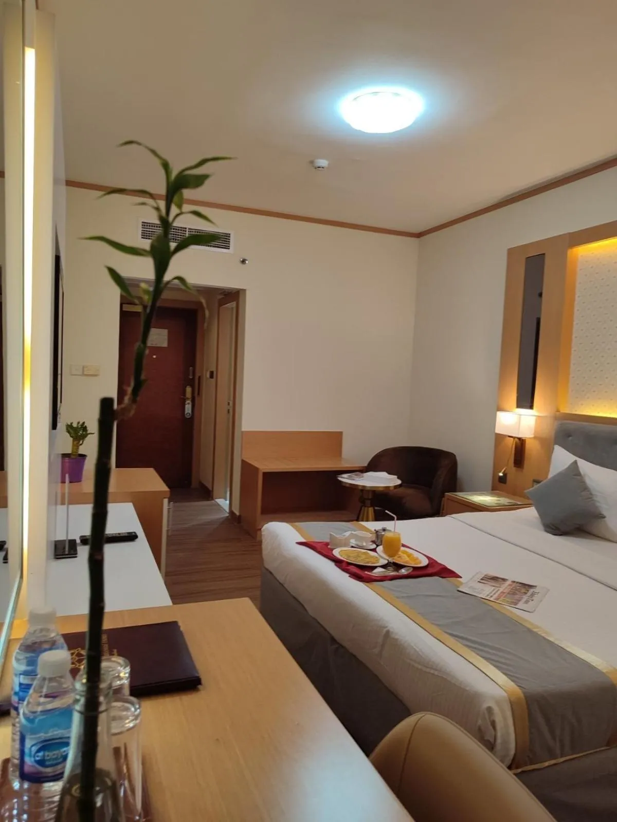 Bedroom, Bed in York International Hotel