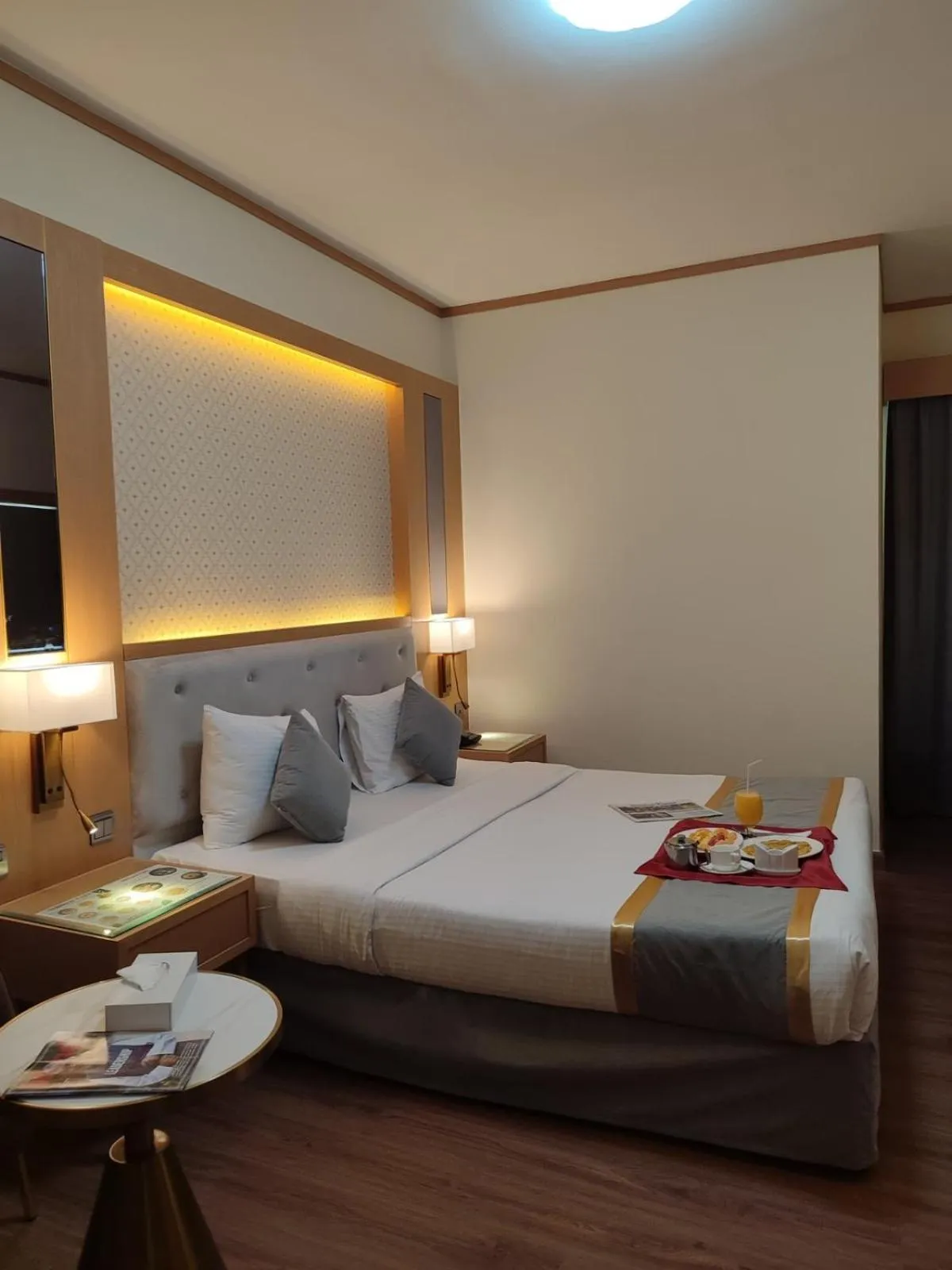 Bedroom, Bed in York International Hotel