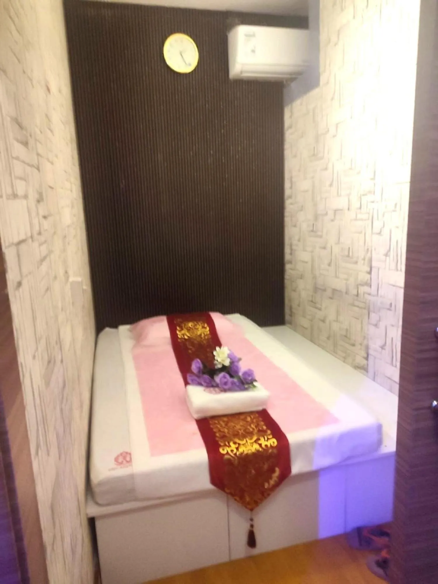 Property building, Bed in York International Hotel