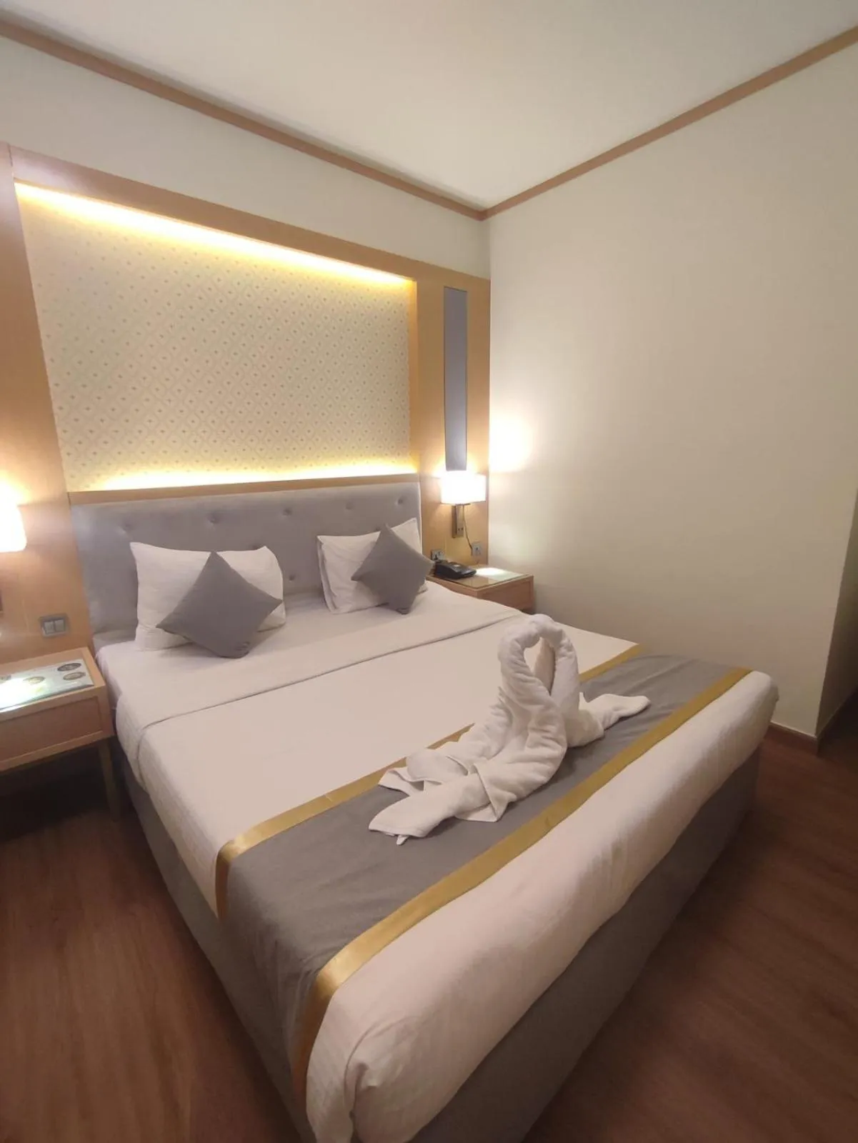 Bedroom, Bed in York International Hotel