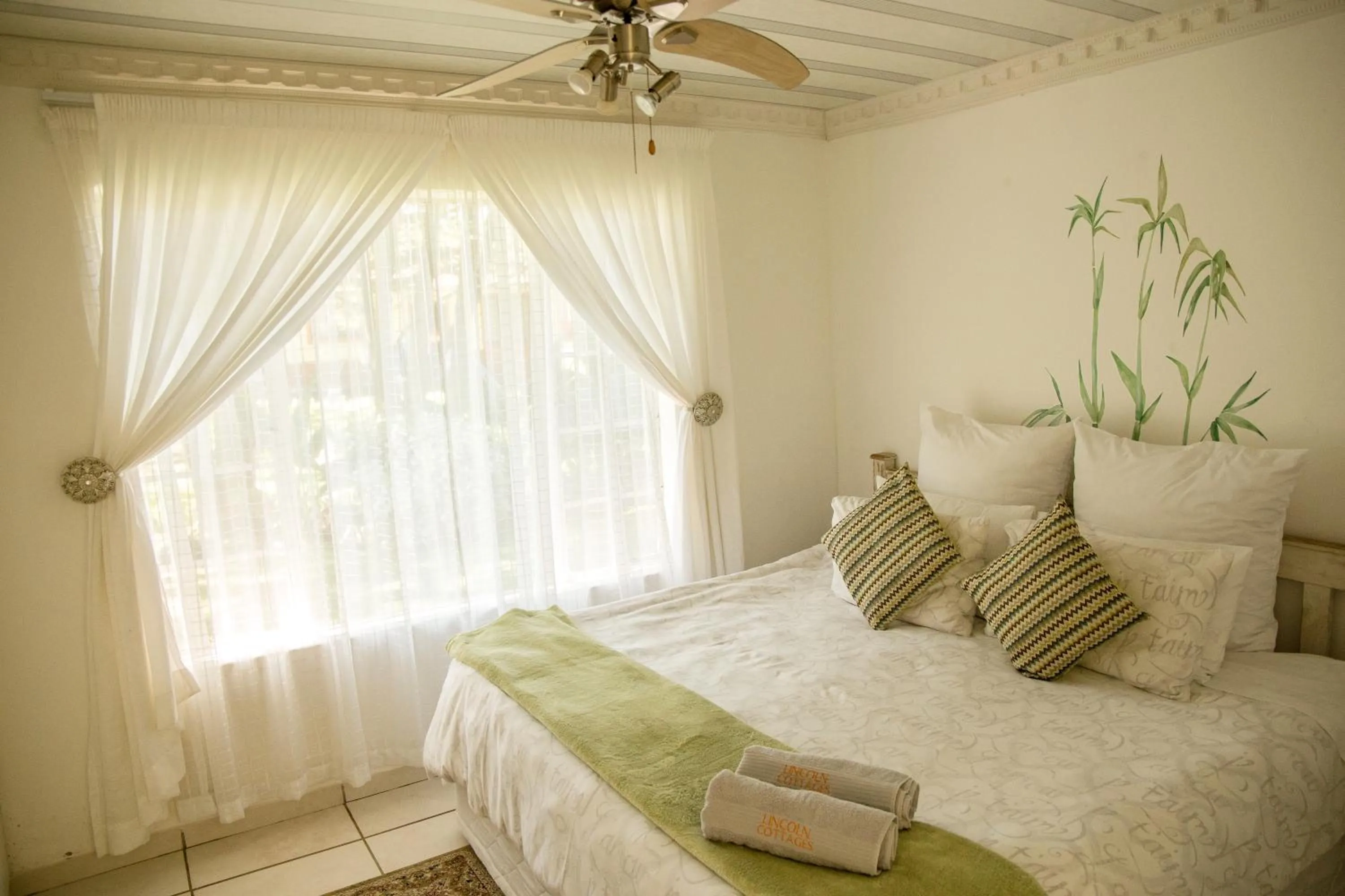 Photo of the whole room, Bed in Lincoln Cottages BnB & Self-Catering