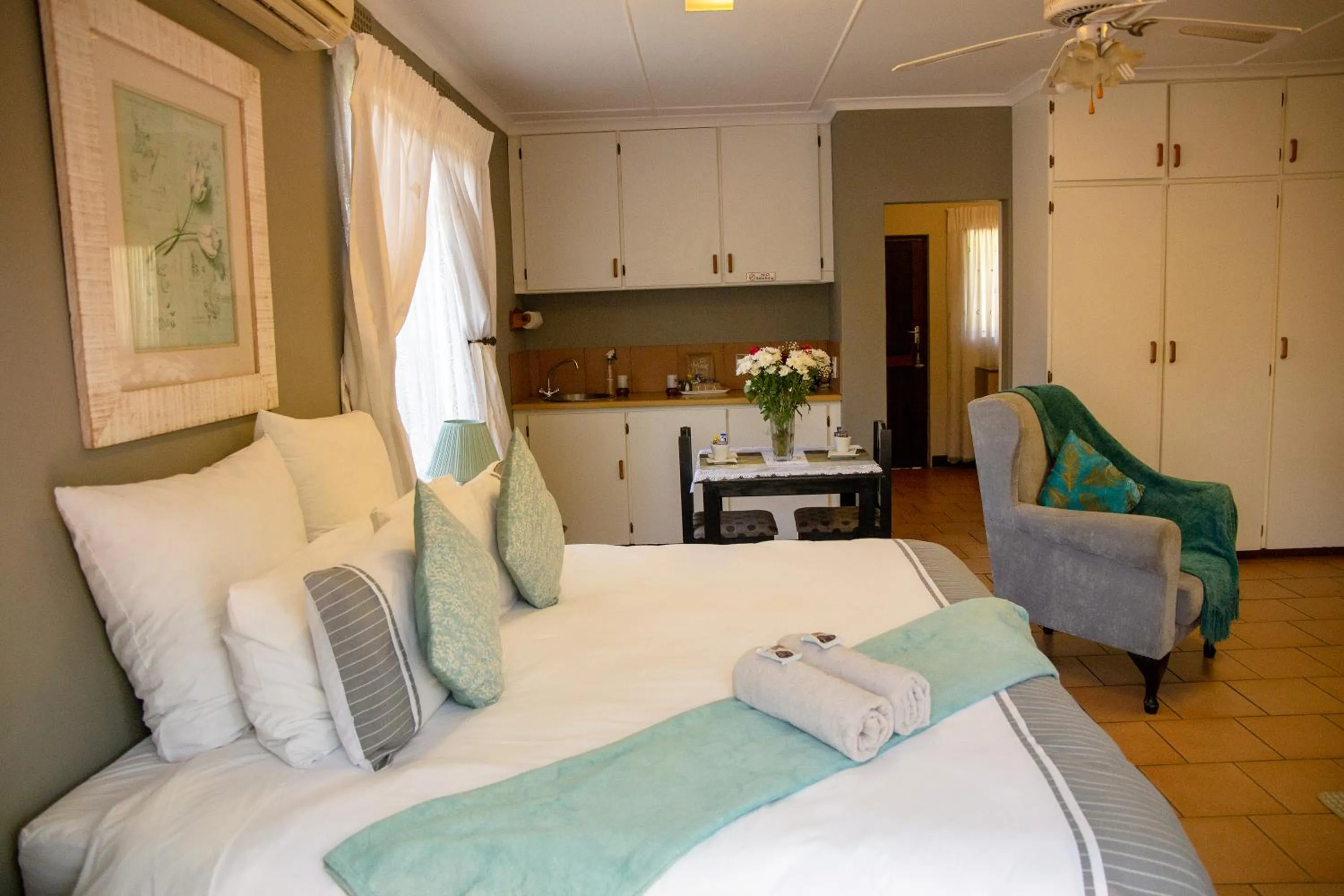 Photo of the whole room, Bed in Lincoln Cottages BnB & Self-Catering